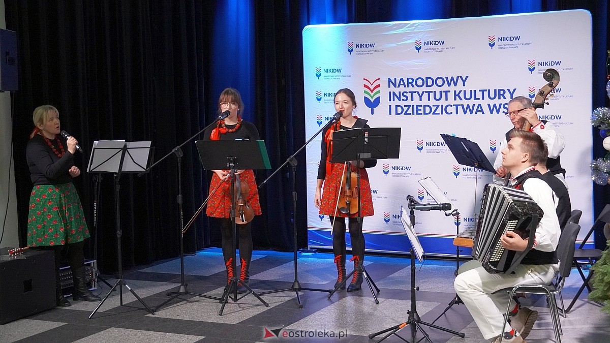 Bożonarodzeniowe spotkanie kultur Kurpiów, Kaszubów i Wielkopolan [8.12.2024] - zdjęcie #75 - eOstroleka.pl