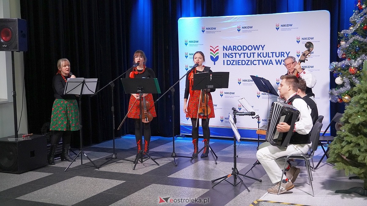 Bożonarodzeniowe spotkanie kultur Kurpiów, Kaszubów i Wielkopolan [8.12.2024] - zdjęcie #72 - eOstroleka.pl