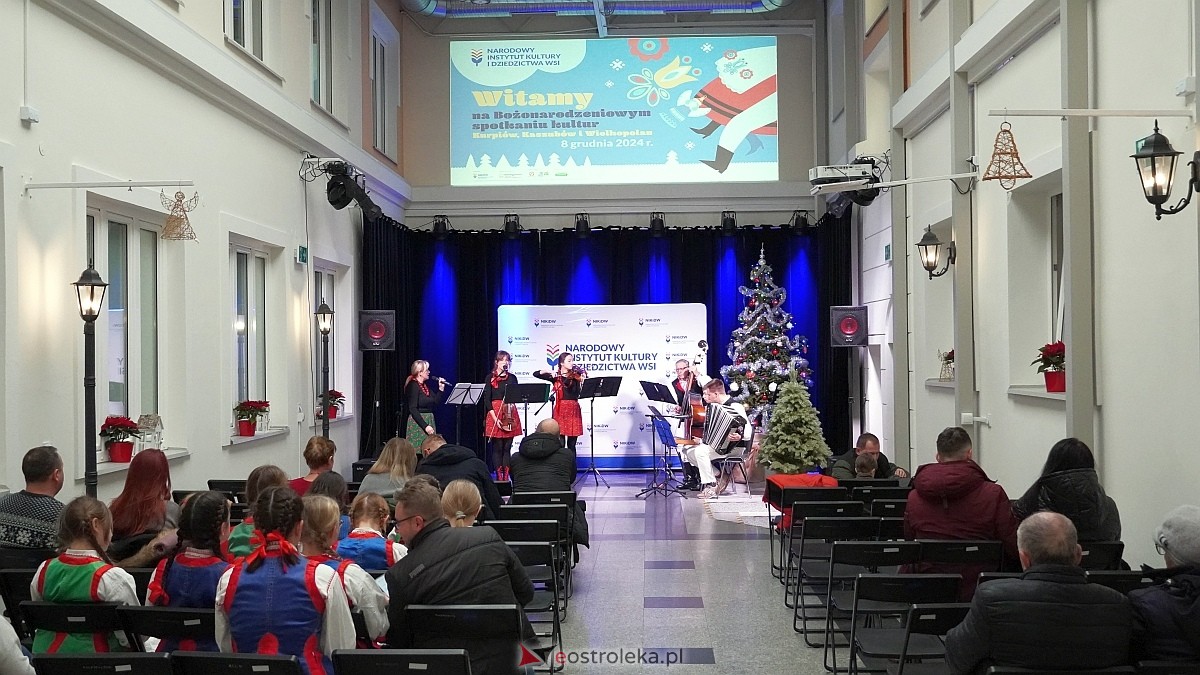 Bożonarodzeniowe spotkanie kultur Kurpiów, Kaszubów i Wielkopolan [8.12.2024] - zdjęcie #65 - eOstroleka.pl