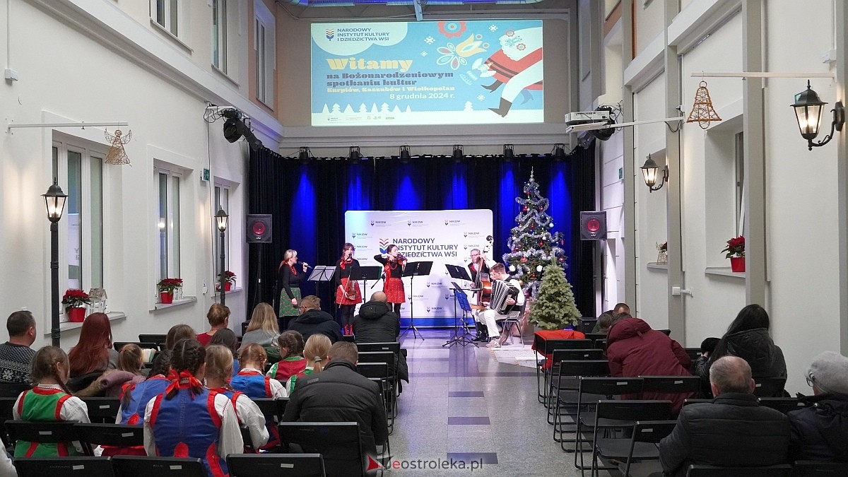 Bożonarodzeniowe spotkanie kultur Kurpiów, Kaszubów i Wielkopolan [8.12.2024] - zdjęcie #64 - eOstroleka.pl