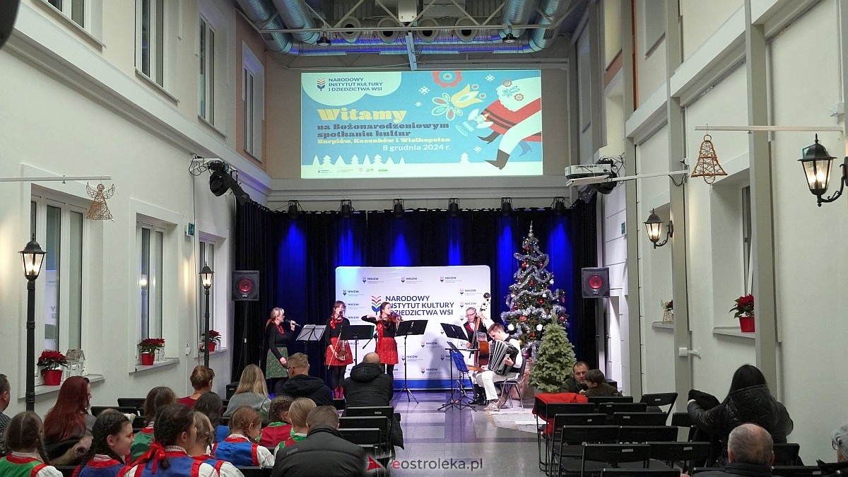 Bożonarodzeniowe spotkanie kultur Kurpiów, Kaszubów i Wielkopolan [8.12.2024] - zdjęcie #62 - eOstroleka.pl
