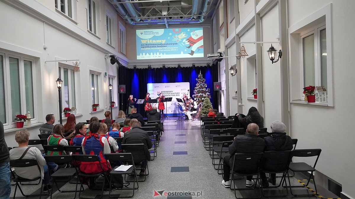 Bożonarodzeniowe spotkanie kultur Kurpiów, Kaszubów i Wielkopolan [8.12.2024] - zdjęcie #61 - eOstroleka.pl