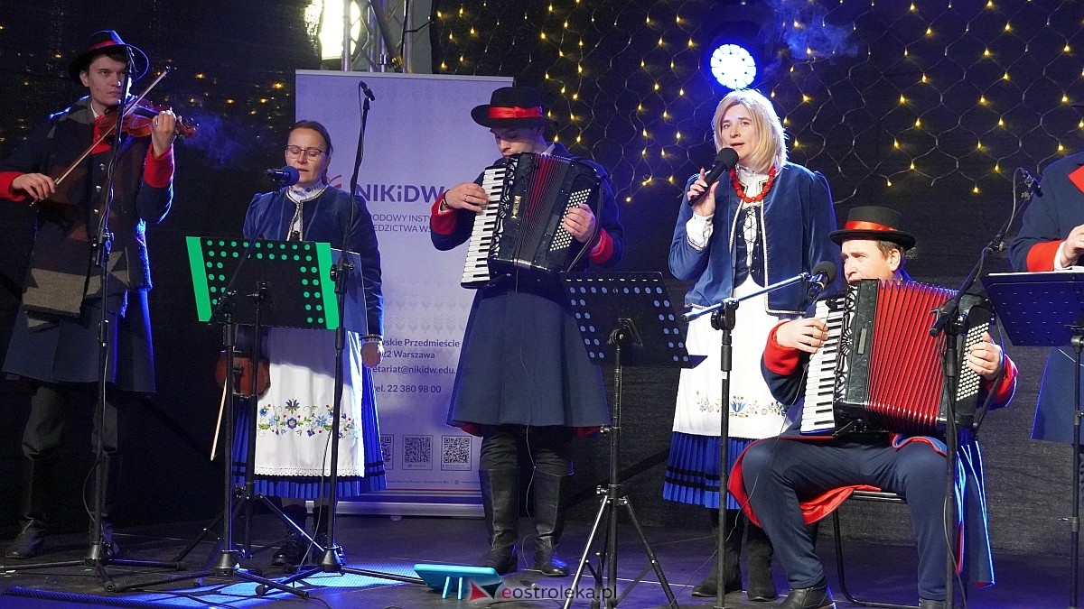 Bożonarodzeniowe spotkanie kultur Kurpiów, Kaszubów i Wielkopolan [8.12.2024] - zdjęcie #8 - eOstroleka.pl