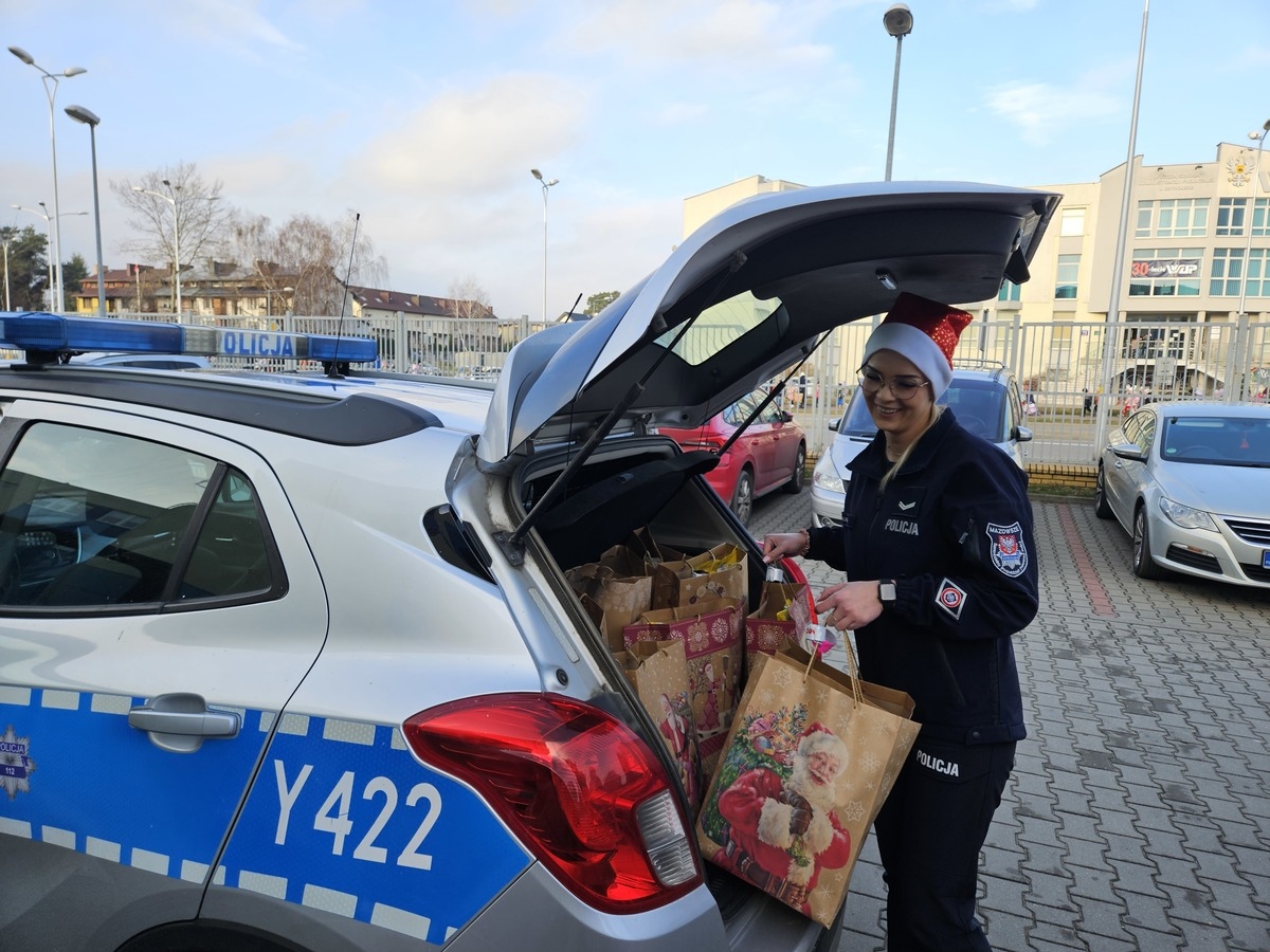 Policjanci z wizytą z prezentami w szpitalu [10.12.2024] - zdjęcie #9 - eOstroleka.pl