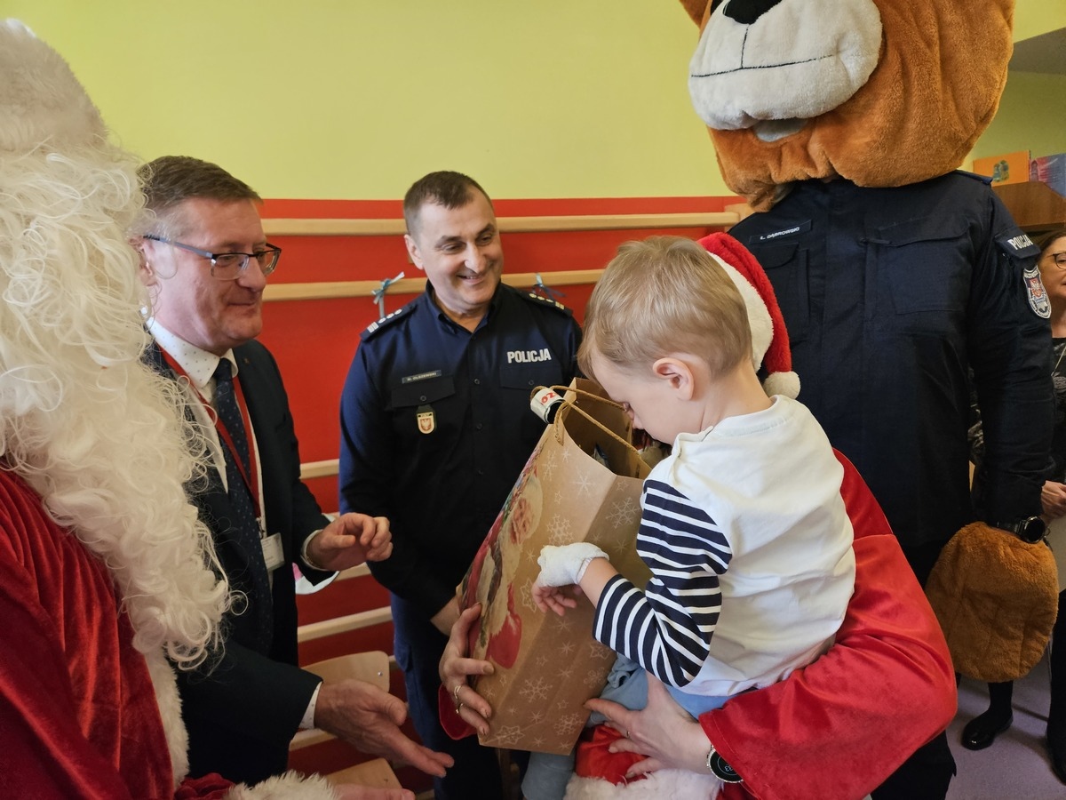 Policjanci z wizytą z prezentami w szpitalu [10.12.2024] - zdjęcie #7 - eOstroleka.pl