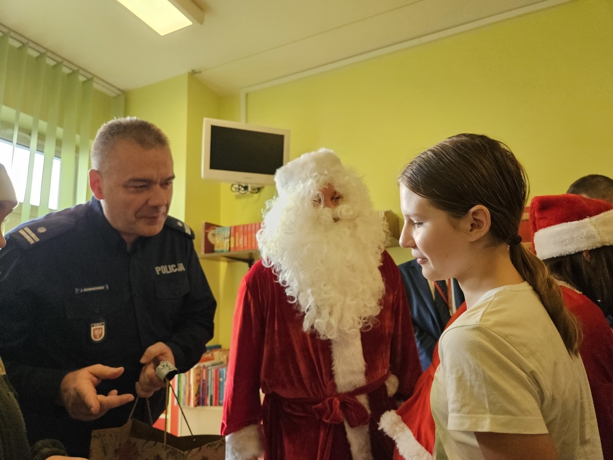 Policjanci z wizytą z prezentami w szpitalu [10.12.2024] - zdjęcie #4 - eOstroleka.pl