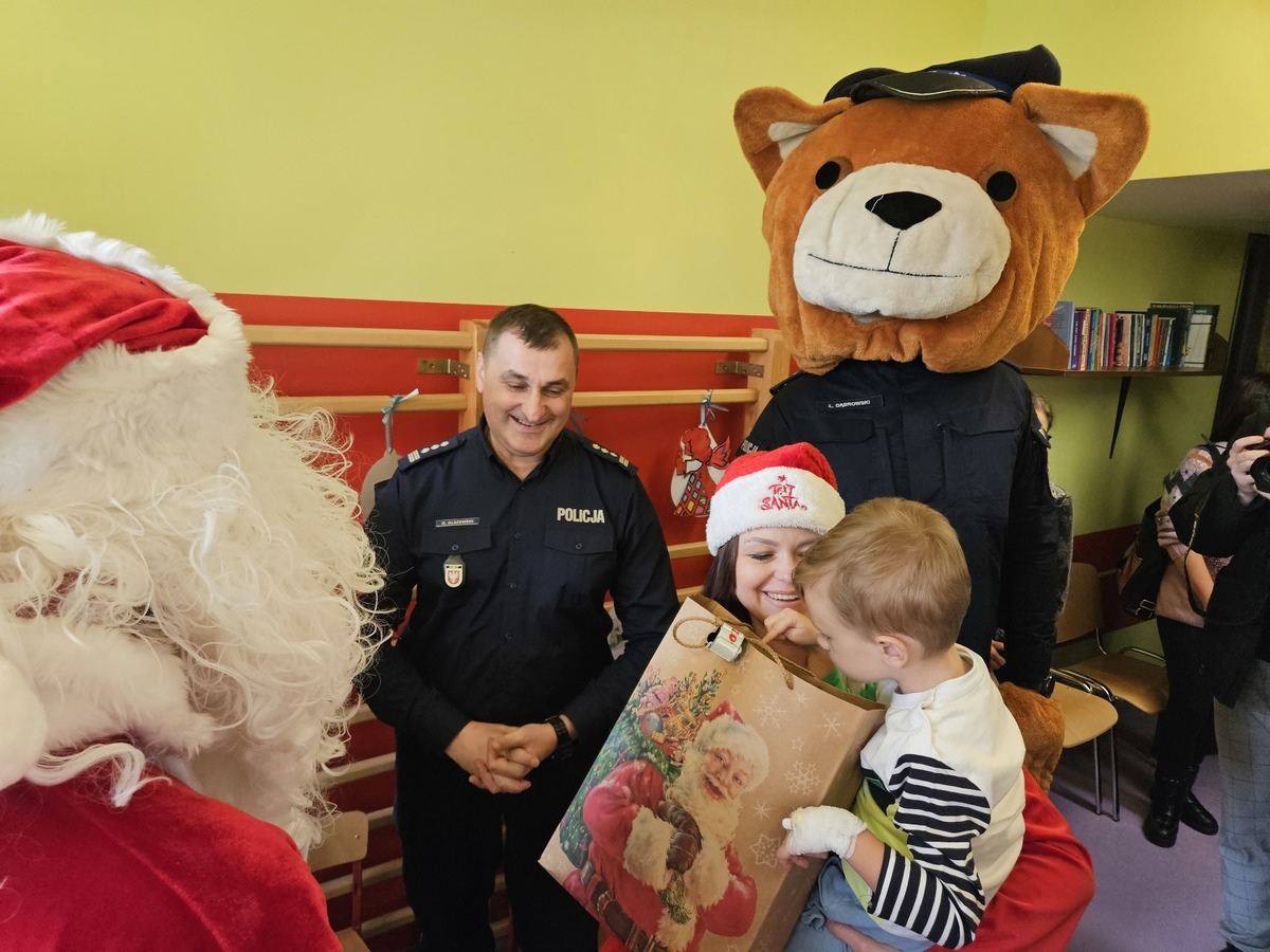 Policjanci z wizytą z prezentami w szpitalu [10.12.2024] - zdjęcie #3 - eOstroleka.pl