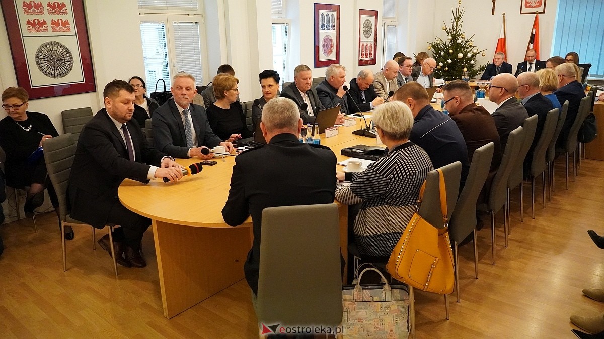 IX sesja Rady Powiatu w Ostrołęce [11.12.2024] - zdjęcie #38 - eOstroleka.pl
