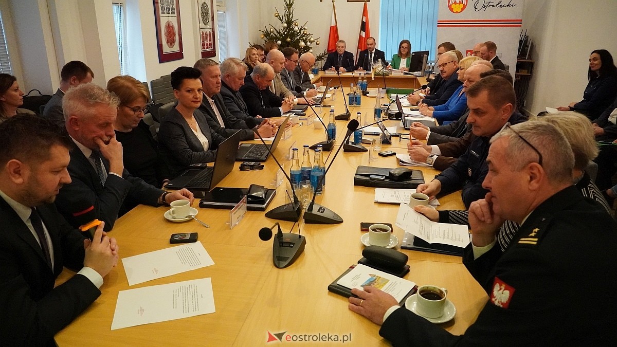 IX sesja Rady Powiatu w Ostrołęce [11.12.2024] - zdjęcie #1 - eOstroleka.pl
