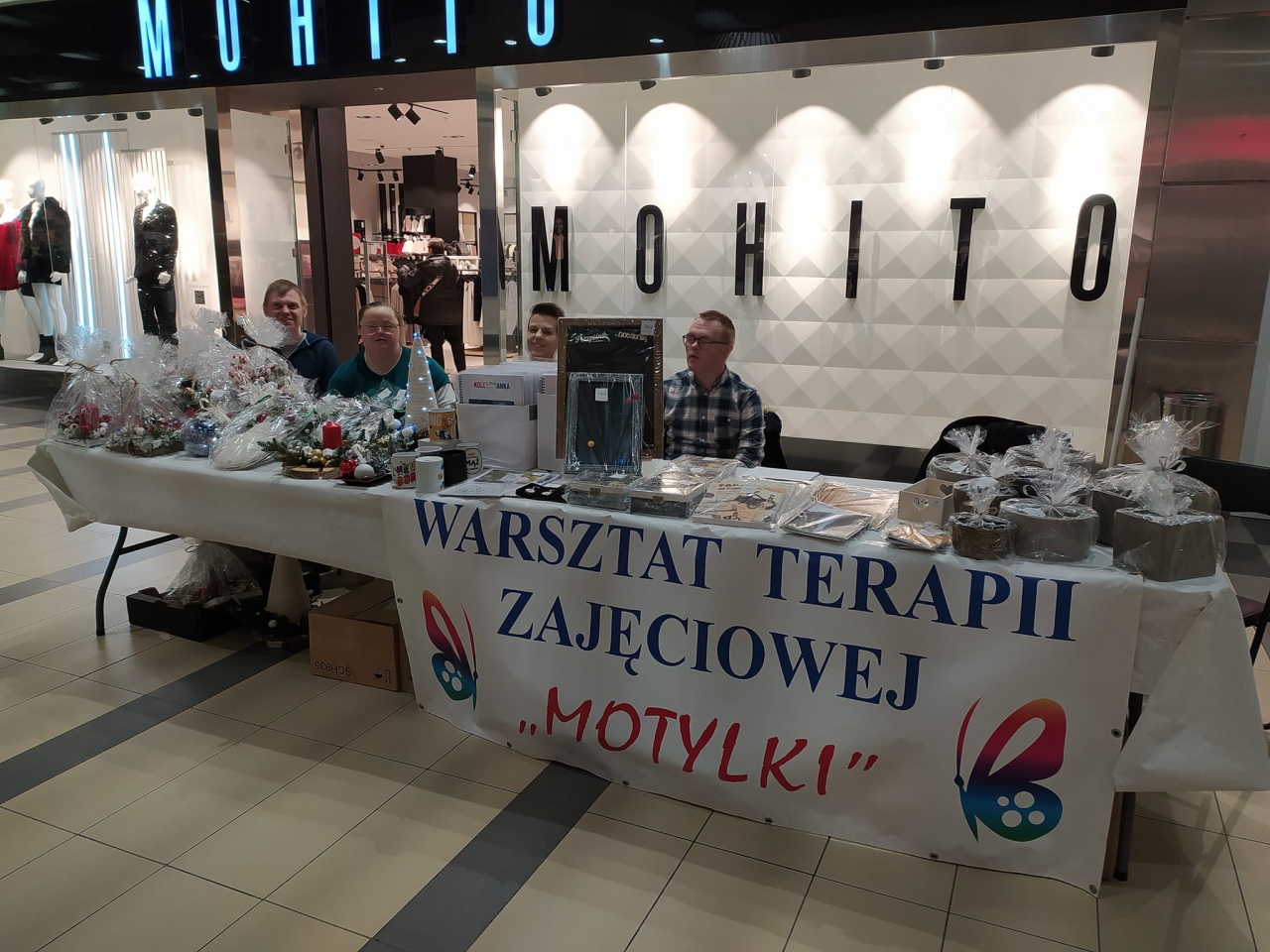 Świąteczny kiermasz WTZ Motylki w Galerii Bursztynowej [11.12.2024] - zdjęcie #4 - eOstroleka.pl