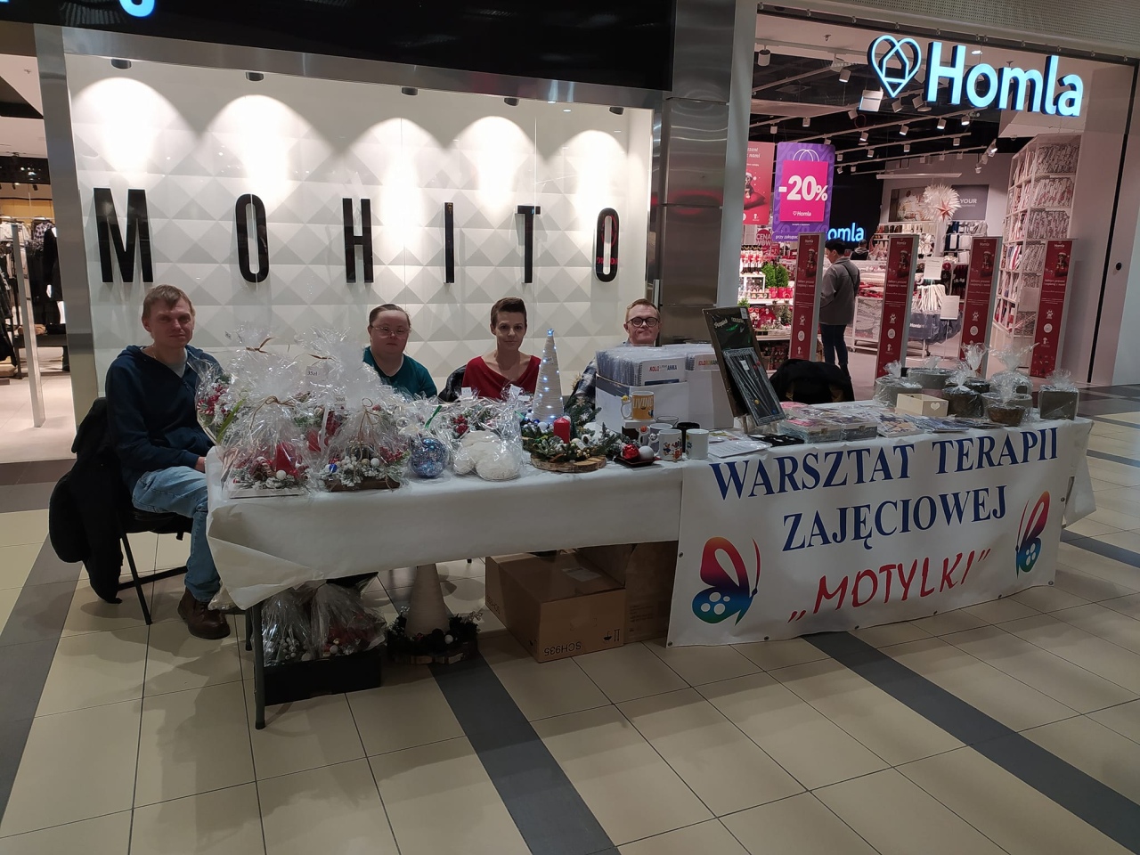 Świąteczny kiermasz WTZ Motylki w Galerii Bursztynowej [11.12.2024] - zdjęcie #1 - eOstroleka.pl
