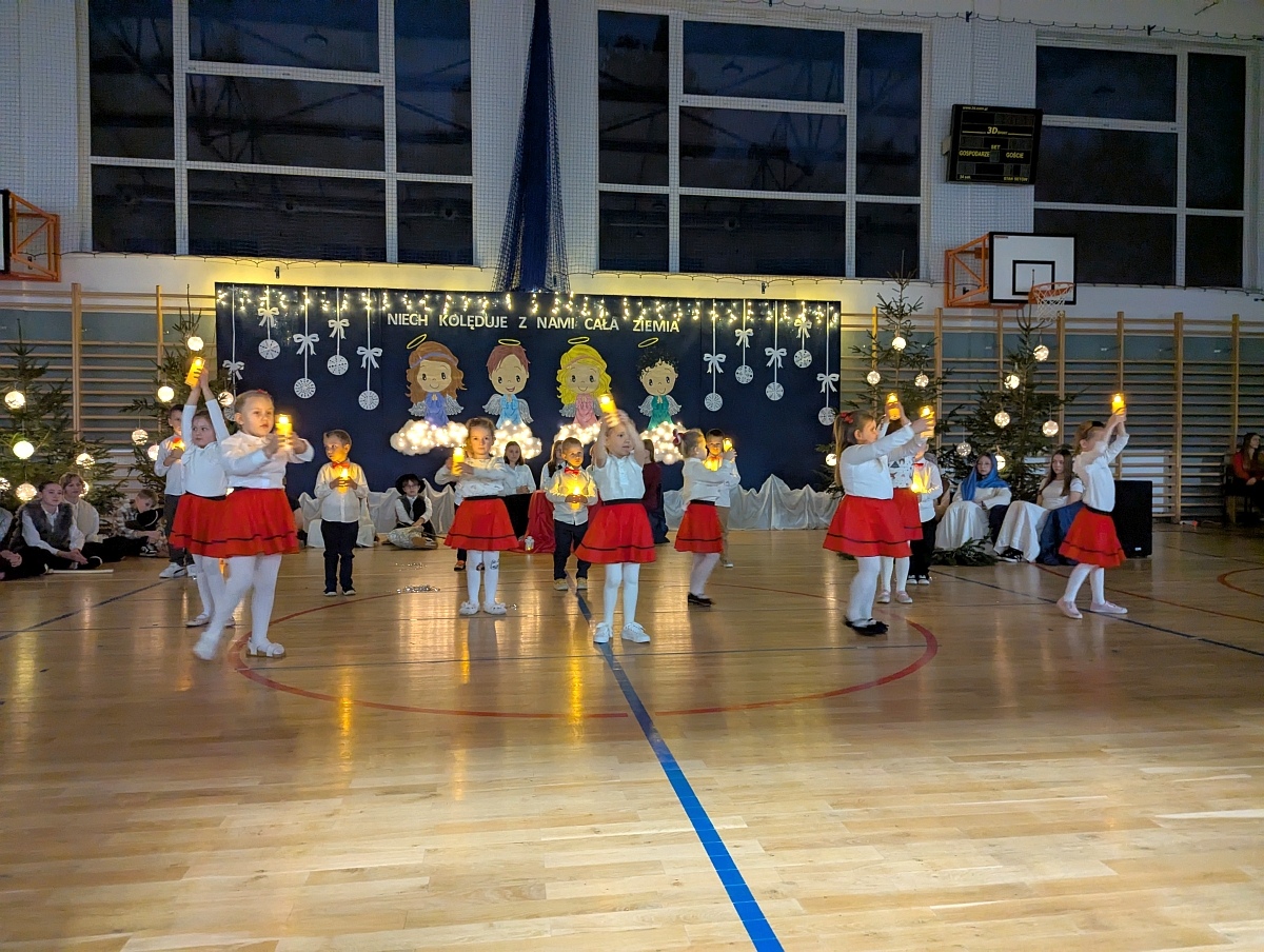 Bożonarodzeniowy Koncert Kolęd w SP w Białobieli [12.12.2024] - zdjęcie #16 - eOstroleka.pl