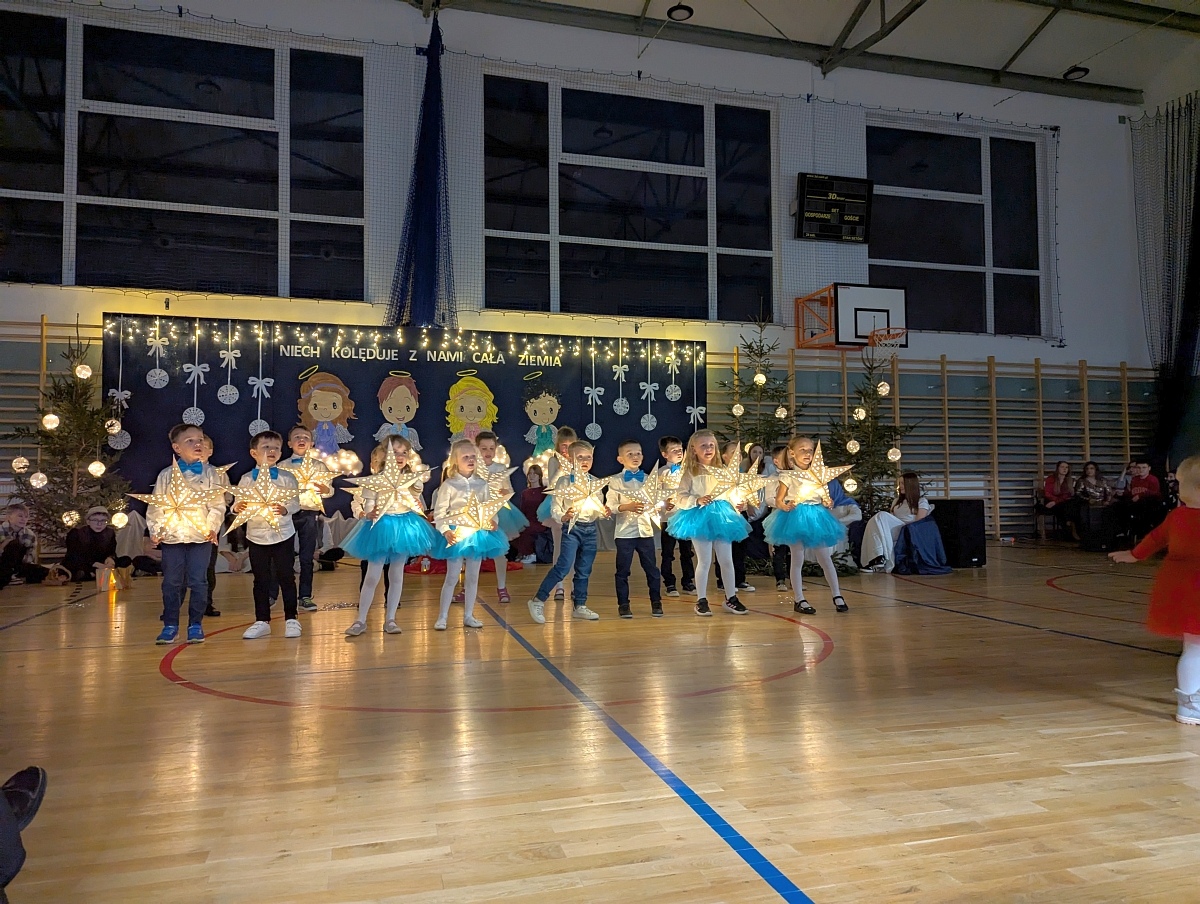 Bożonarodzeniowy Koncert Kolęd w SP w Białobieli [12.12.2024] - zdjęcie #15 - eOstroleka.pl