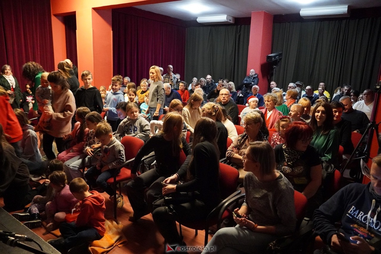 Spektakl Jeden zero dla nieba w wykonaniu DTA Niewidzialni [13.12.2024] - zdjęcie #21 - eOstroleka.pl