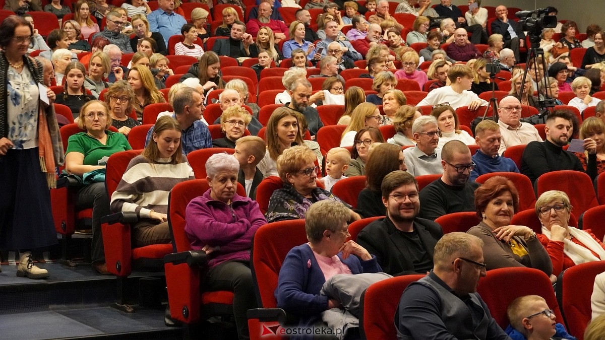 U progu Betlejem – koncert Ostrołęckiej Orkiestry Kameralnej [14.12.2024] - zdjęcie #35 - eOstroleka.pl