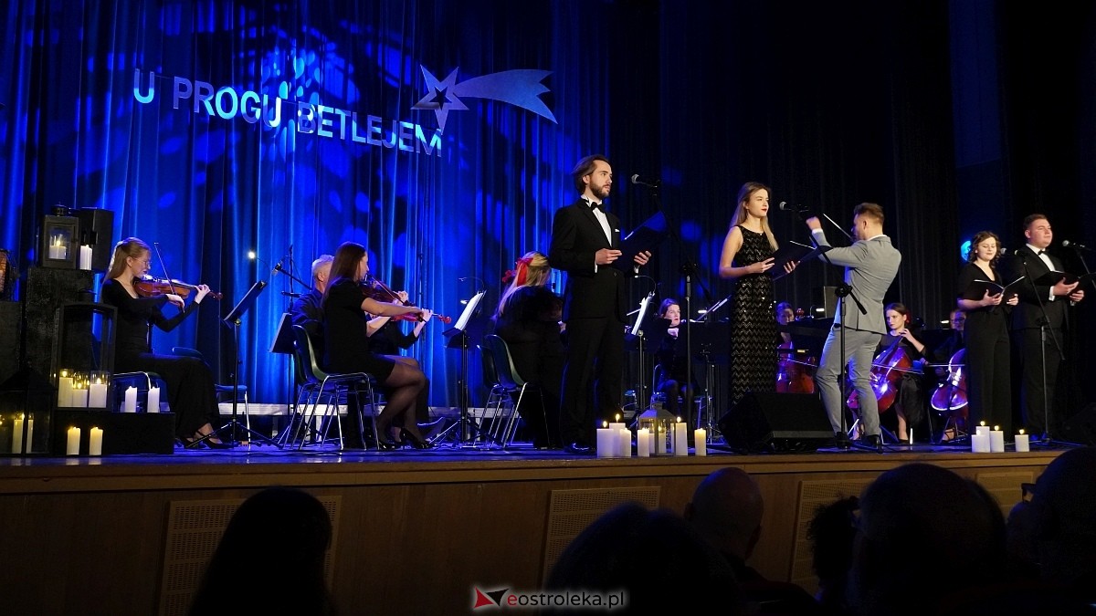 U progu Betlejem – koncert Ostrołęckiej Orkiestry Kameralnej [14.12.2024] - zdjęcie #10 - eOstroleka.pl