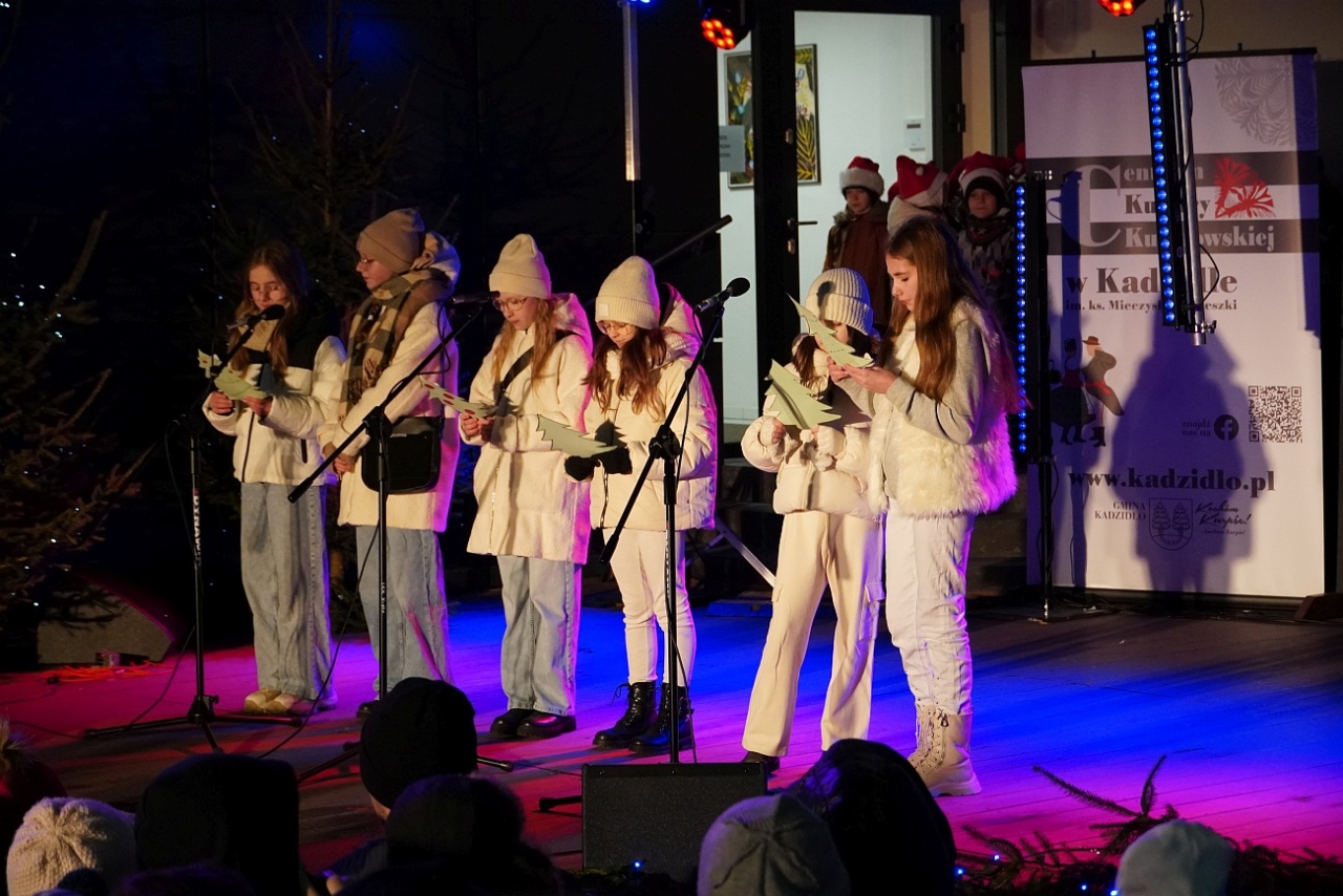 Jarmark Bożonarodzeniowy w Kadzidle [14.12.2024] - zdjęcie #53 - eOstroleka.pl