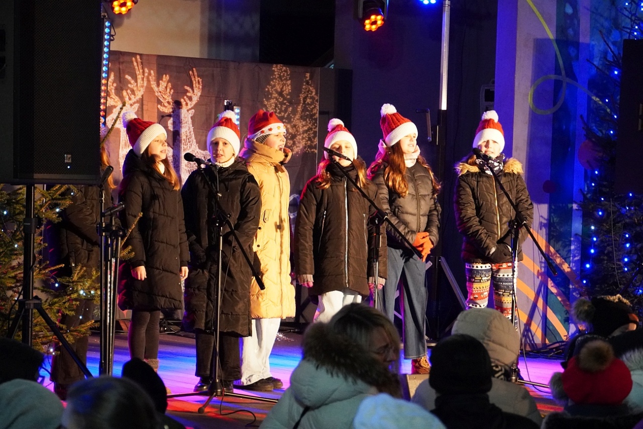 Jarmark Bożonarodzeniowy w Kadzidle [14.12.2024] - zdjęcie #35 - eOstroleka.pl