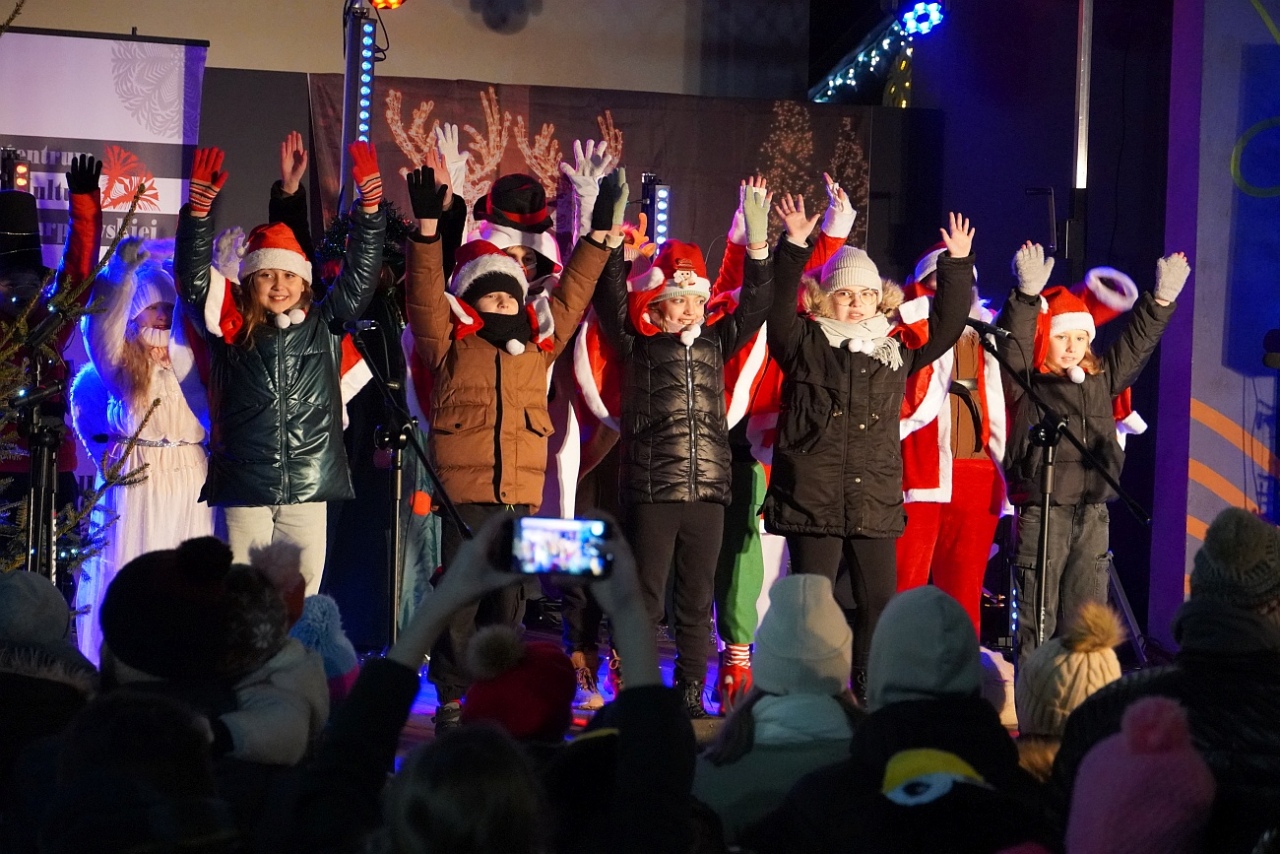 Jarmark Bożonarodzeniowy w Kadzidle [14.12.2024] - zdjęcie #8 - eOstroleka.pl