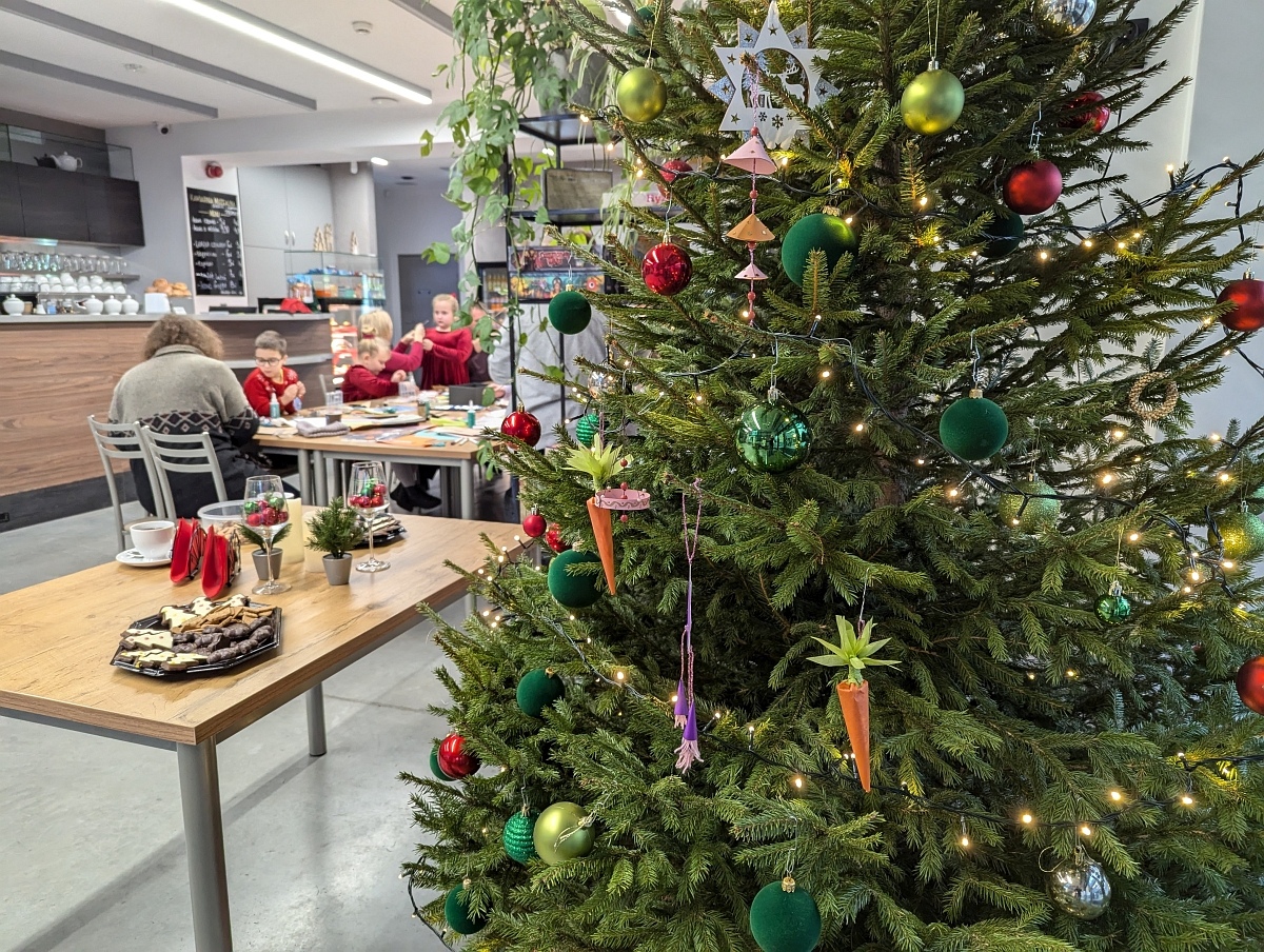 Ozdoby choinkowe z lat minionych - warsztaty w MŻW [14.12.2024] - zdjęcie #26 - eOstroleka.pl