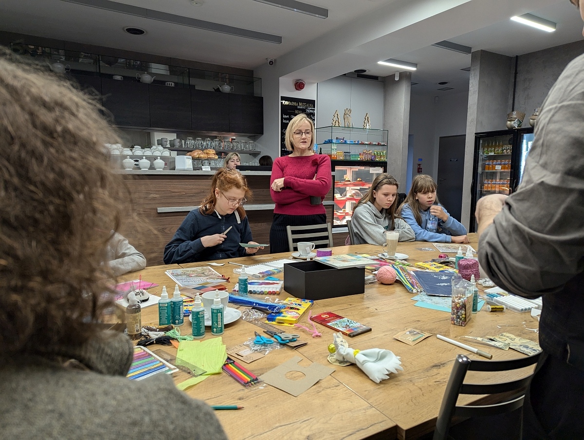 Ozdoby choinkowe z lat minionych - warsztaty w MŻW [14.12.2024] - zdjęcie #18 - eOstroleka.pl