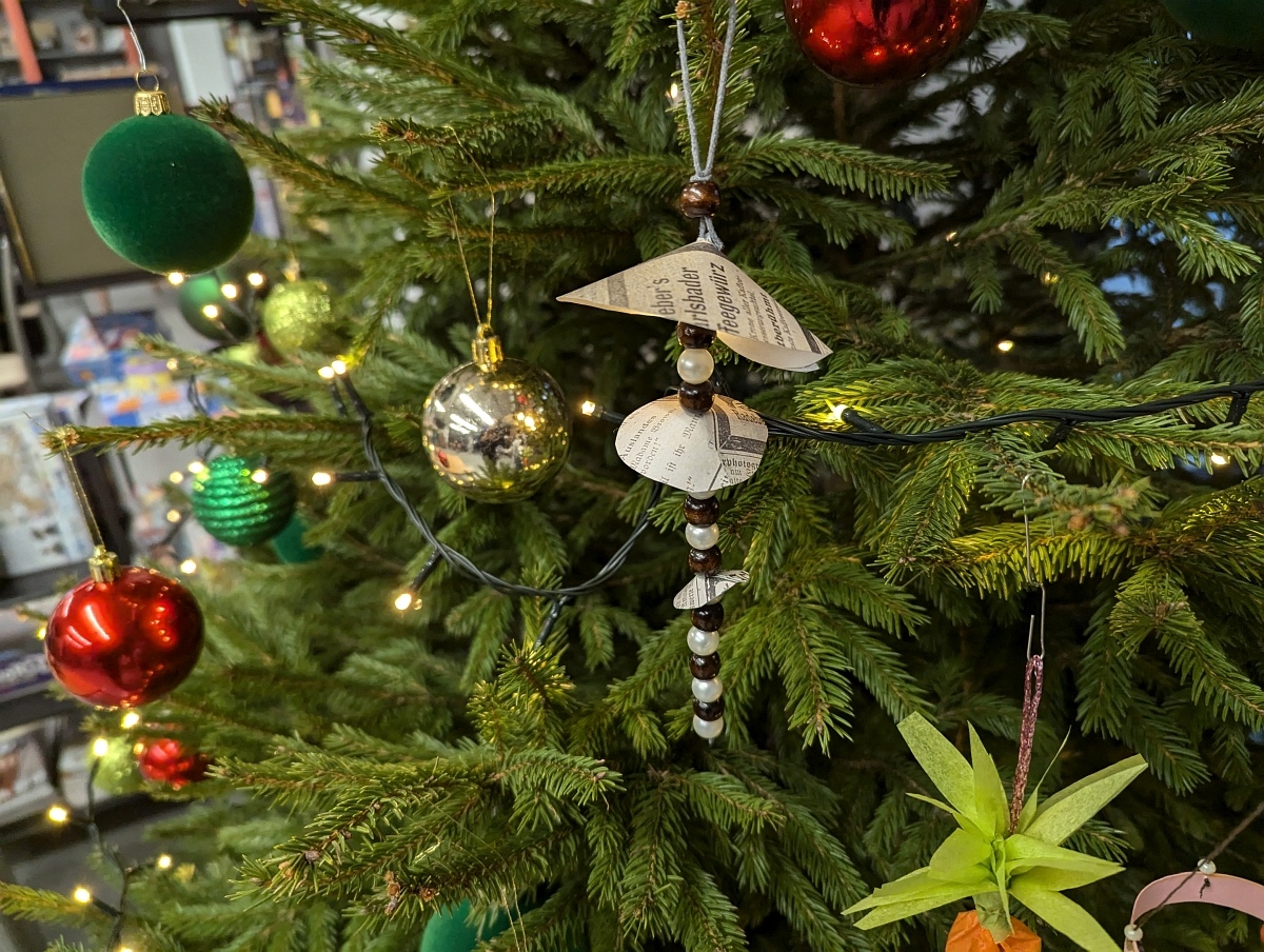 Ozdoby choinkowe z lat minionych - warsztaty w MŻW [14.12.2024] - zdjęcie #5 - eOstroleka.pl