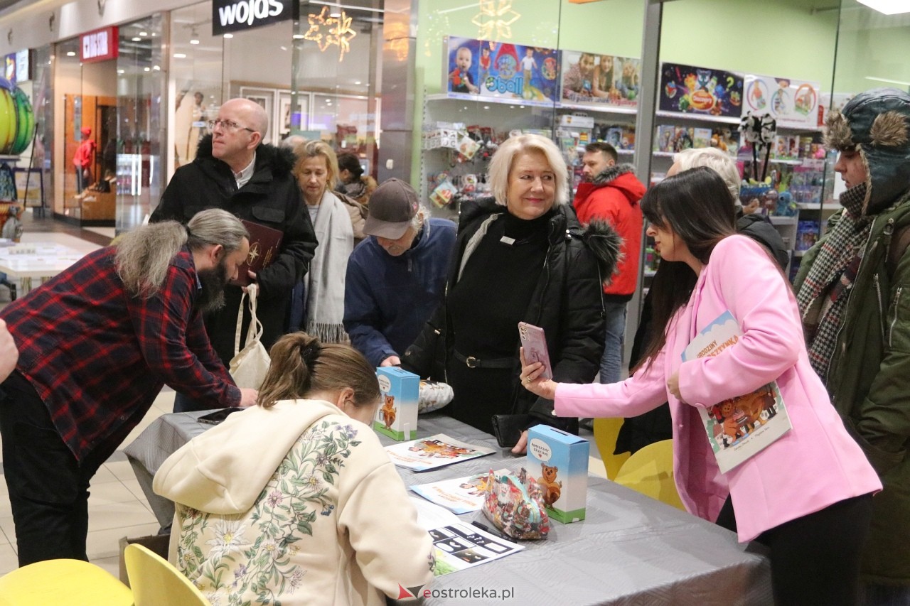 Promocja komiksu z Misiem Bursztynkiem [14.12.2024] - zdjęcie #1 - eOstroleka.pl