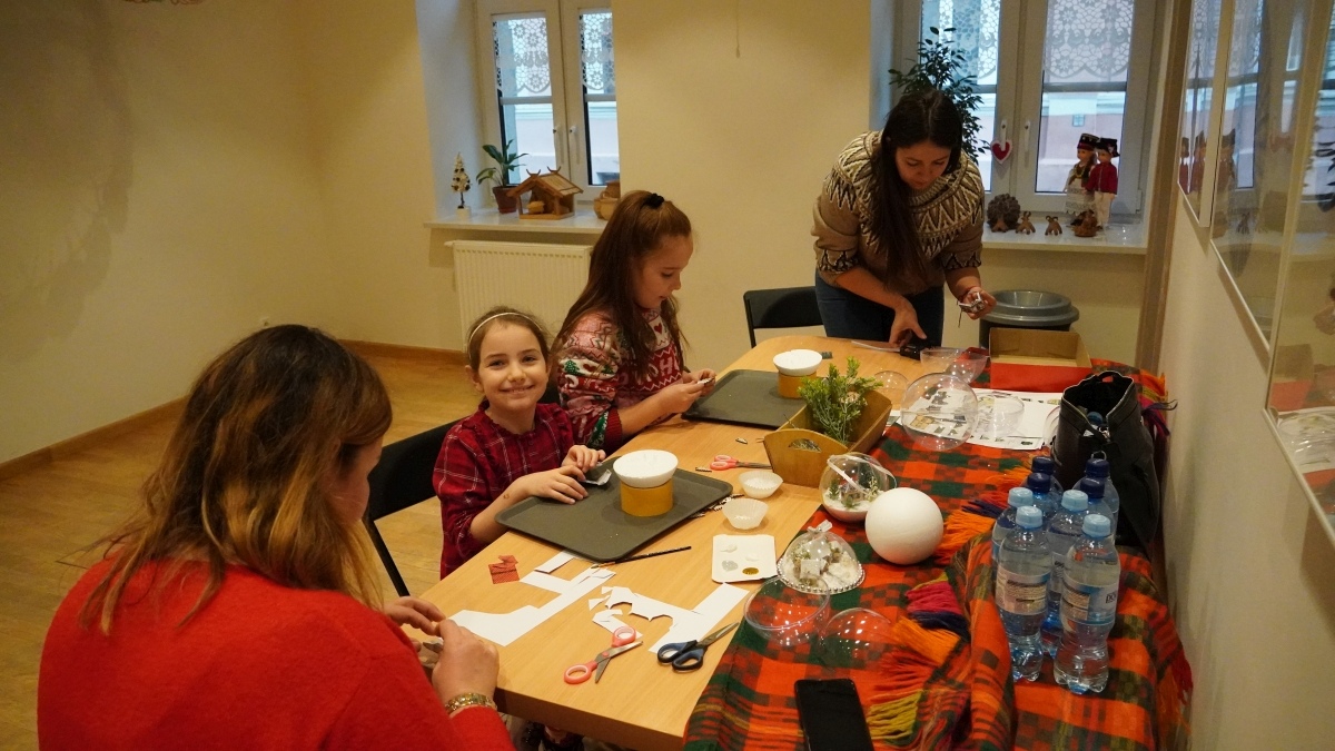 Warsztaty Niedziela w Muzeum - śnieżna kula [15.12.2024] - zdjęcie #3 - eOstroleka.pl