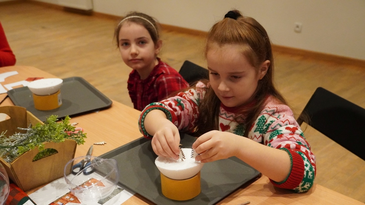 Warsztaty Niedziela w Muzeum - śnieżna kula [15.12.2024] - zdjęcie #1 - eOstroleka.pl