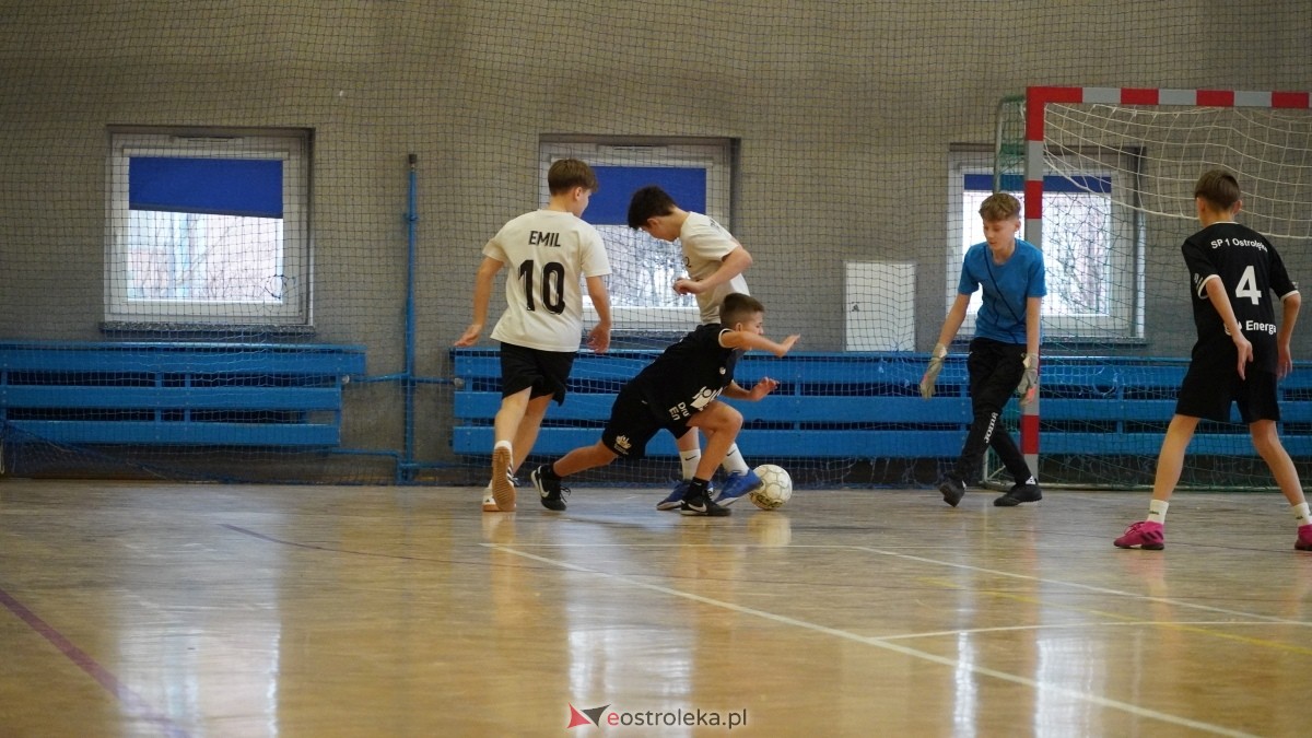 Mistrzostwa Ostrołęki w halowej piłce nożnej [15.12.2024] - zdjęcie #130 - eOstroleka.pl