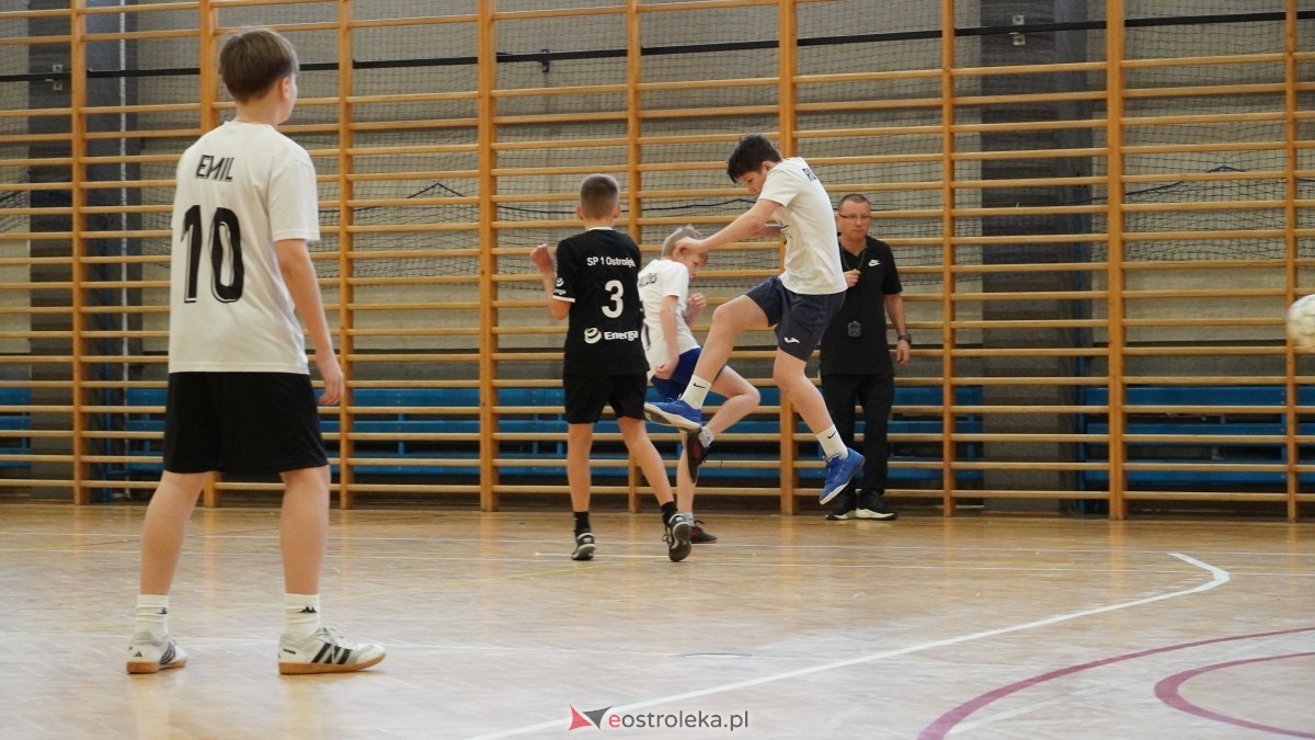 Mistrzostwa Ostrołęki w halowej piłce nożnej [15.12.2024] - zdjęcie #127 - eOstroleka.pl