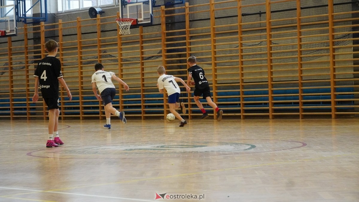 Mistrzostwa Ostrołęki w halowej piłce nożnej [15.12.2024] - zdjęcie #120 - eOstroleka.pl