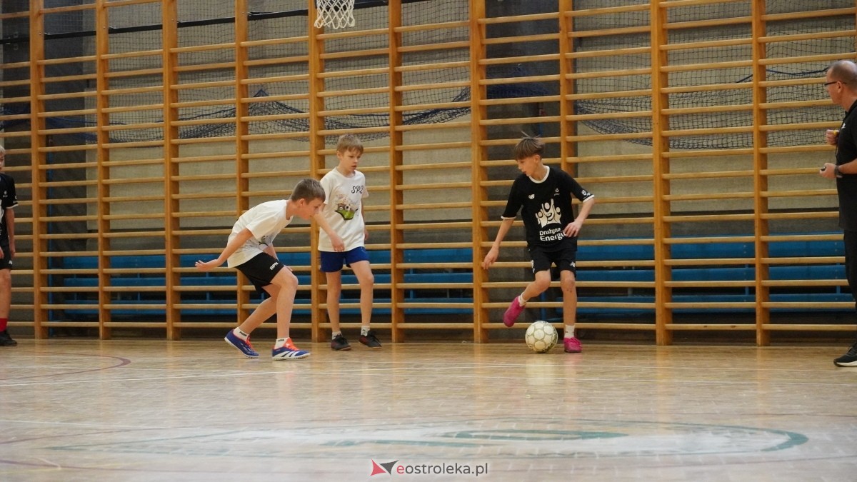 Mistrzostwa Ostrołęki w halowej piłce nożnej [15.12.2024] - zdjęcie #108 - eOstroleka.pl