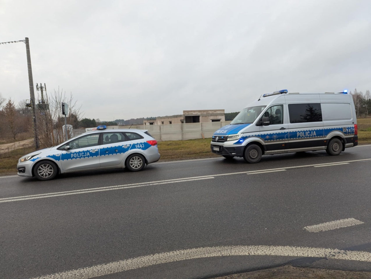 Dachowanie auta osobowego w Kordowie [18.12.2024] - zdjęcie #21 - eOstroleka.pl