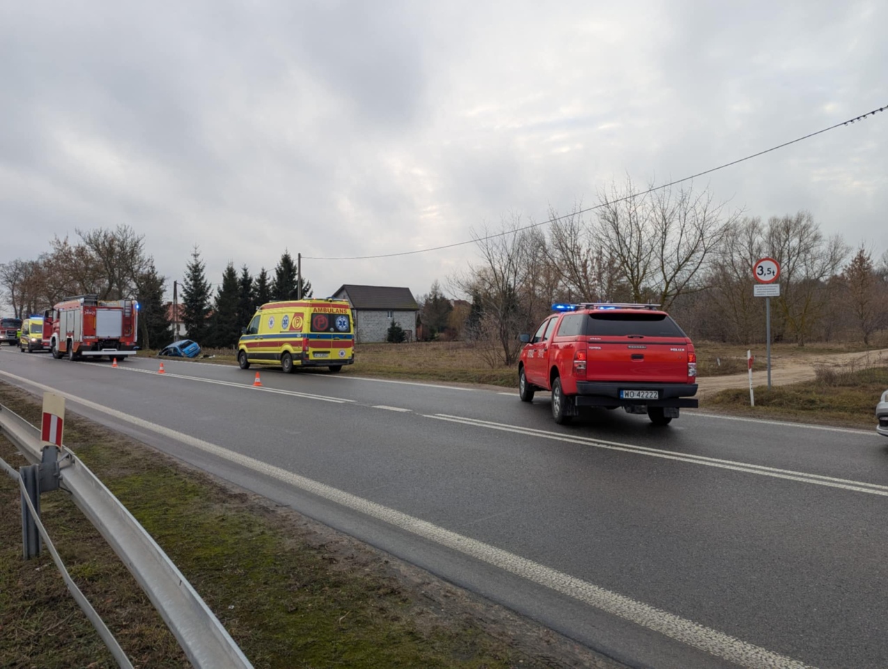 Dachowanie auta osobowego w Kordowie [18.12.2024] - zdjęcie #20 - eOstroleka.pl