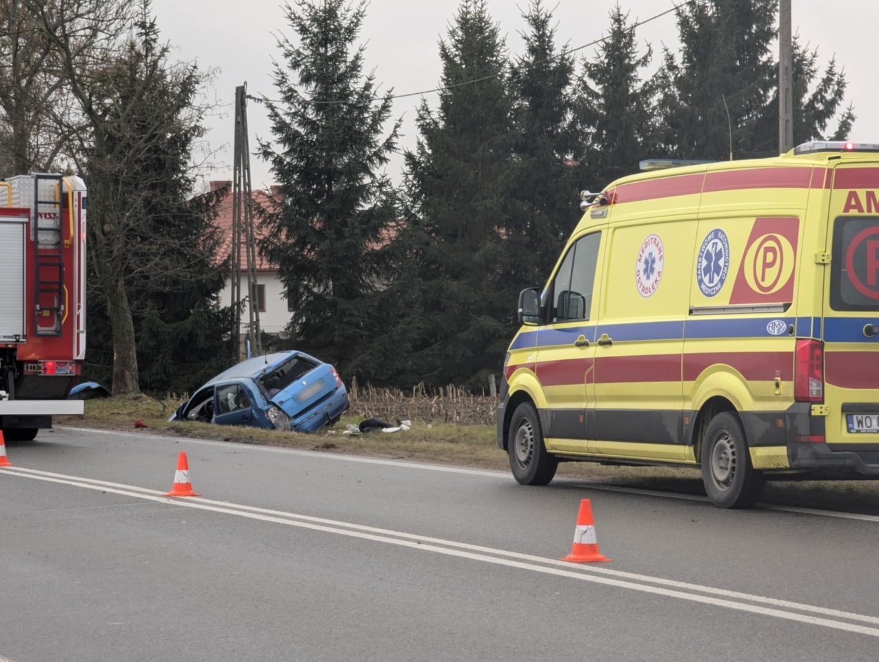 Dachowanie auta osobowego w Kordowie [18.12.2024] - zdjęcie #19 - eOstroleka.pl