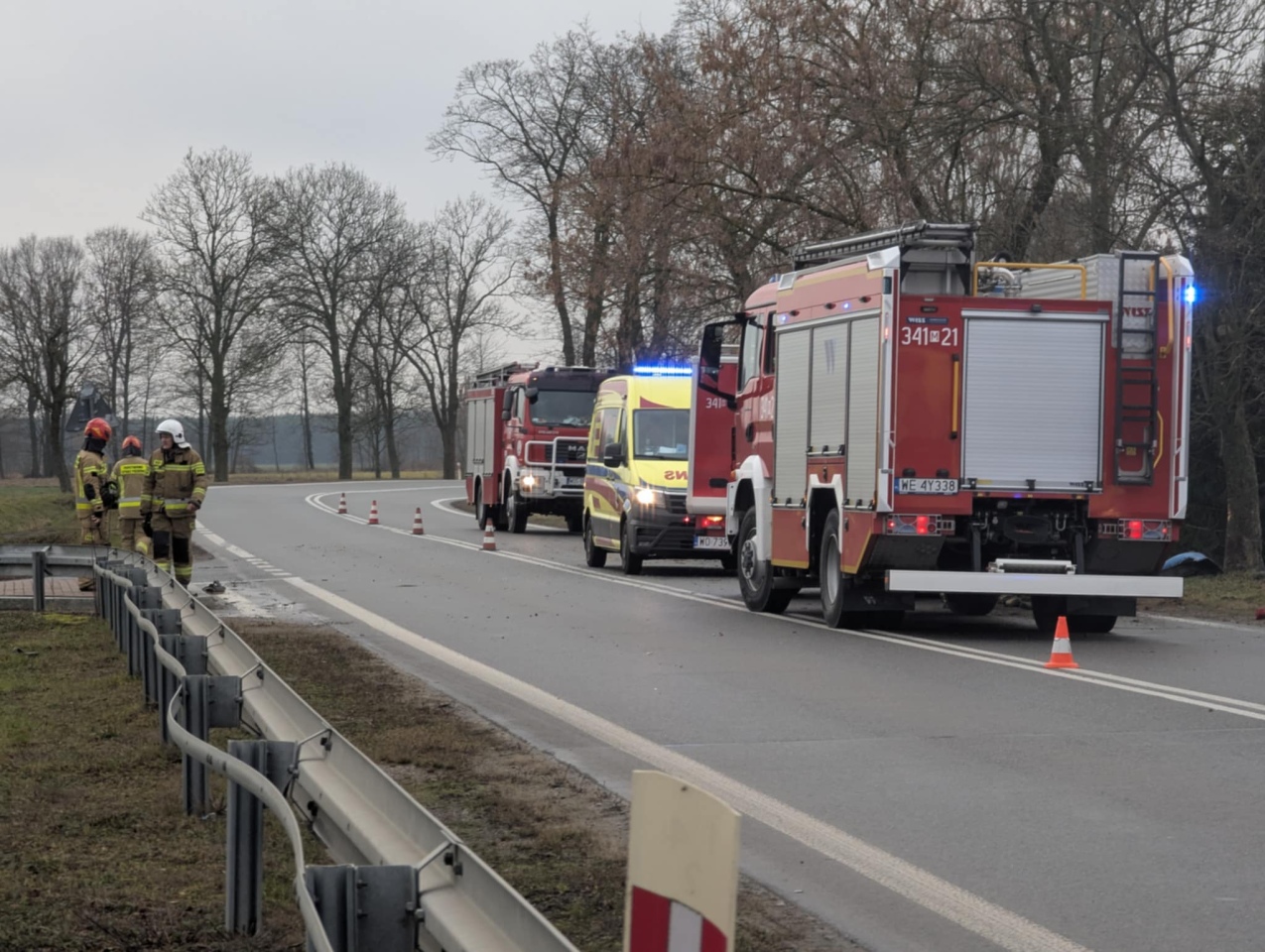 Dachowanie auta osobowego w Kordowie [18.12.2024] - zdjęcie #18 - eOstroleka.pl