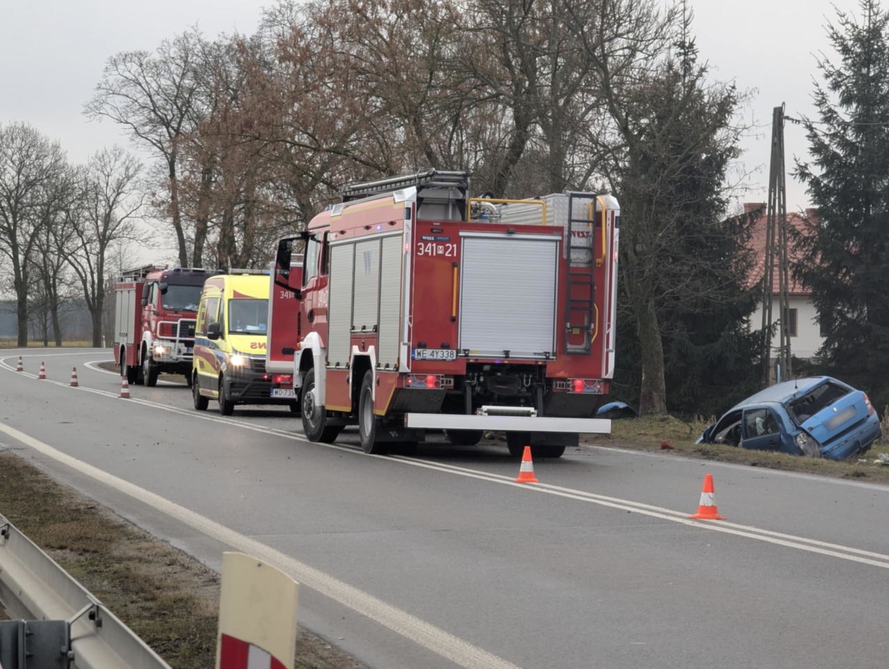 Dachowanie auta osobowego w Kordowie [18.12.2024] - zdjęcie #17 - eOstroleka.pl