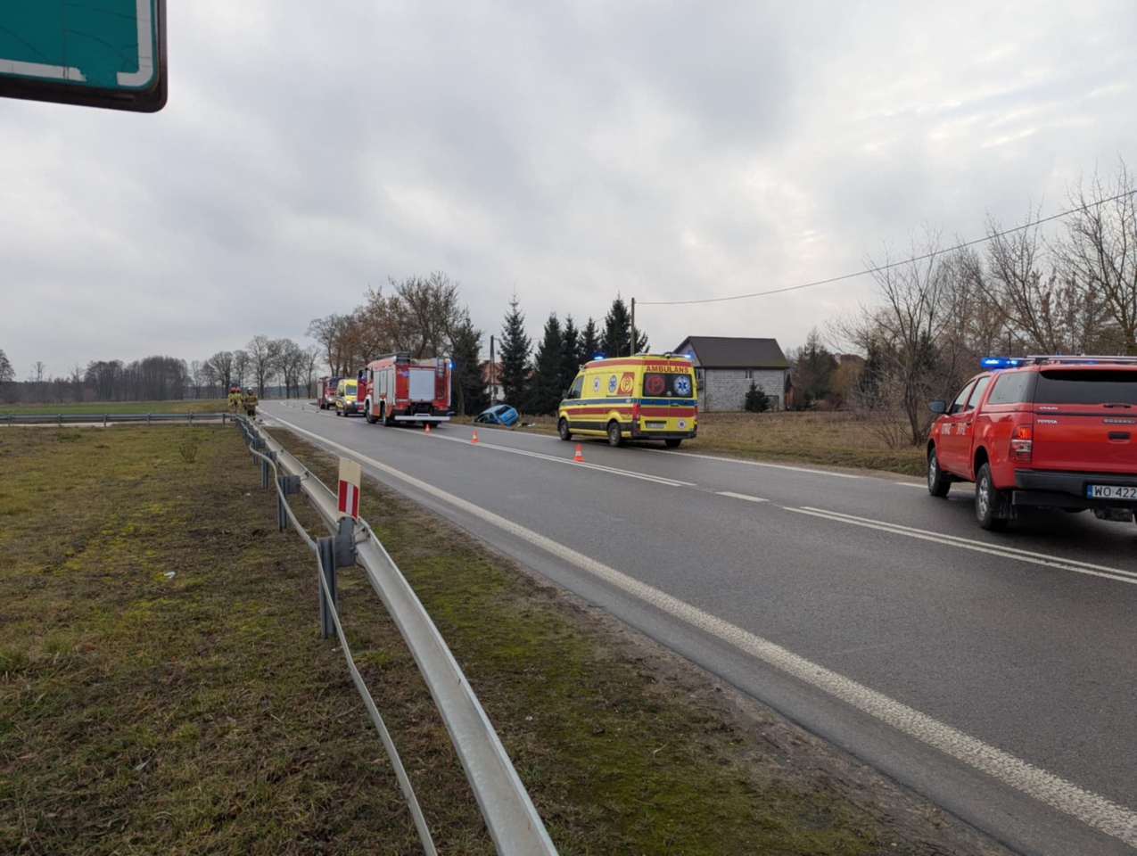 Dachowanie auta osobowego w Kordowie [18.12.2024] - zdjęcie #16 - eOstroleka.pl