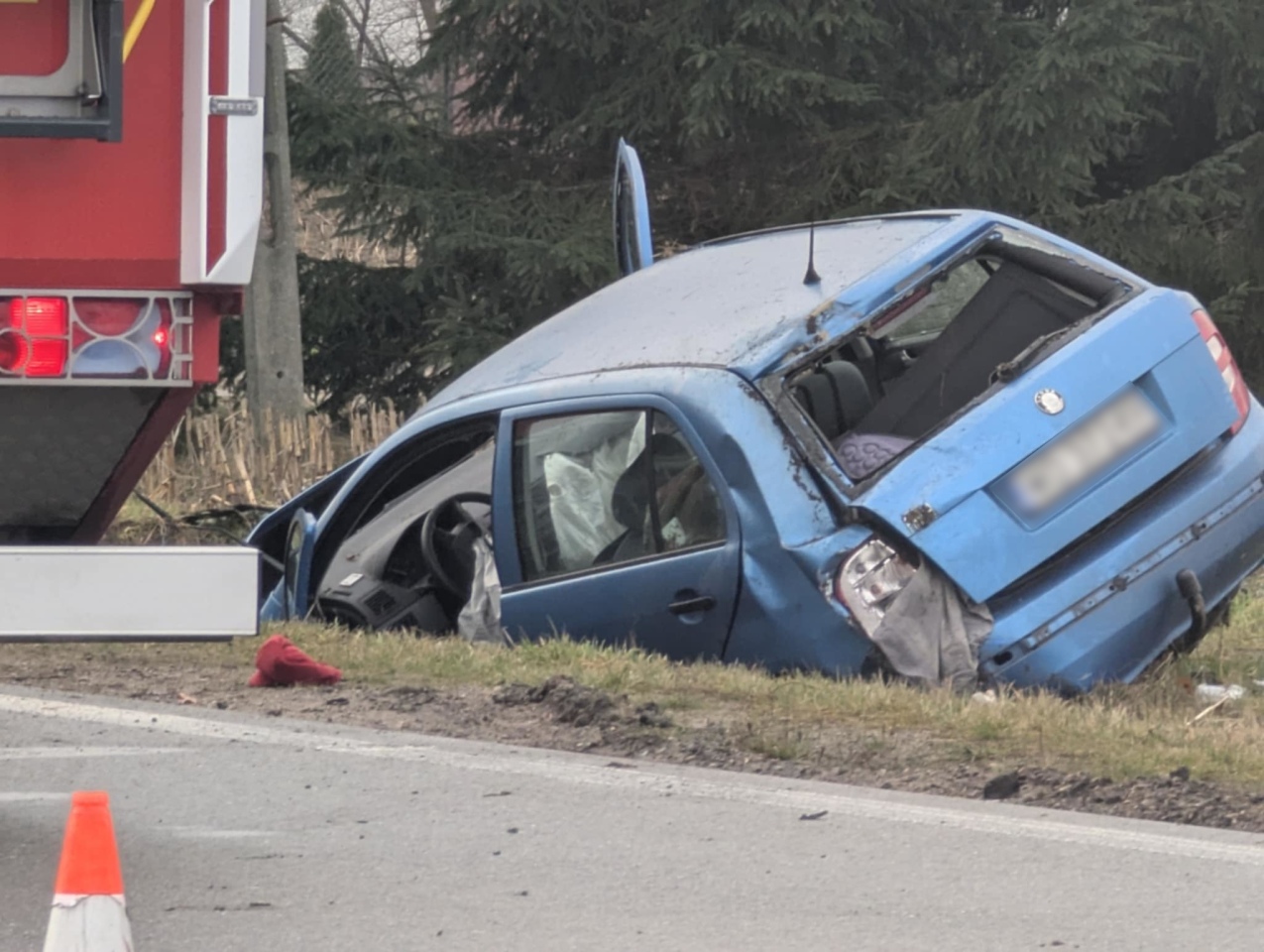 Dachowanie auta osobowego w Kordowie [18.12.2024] - zdjęcie #15 - eOstroleka.pl