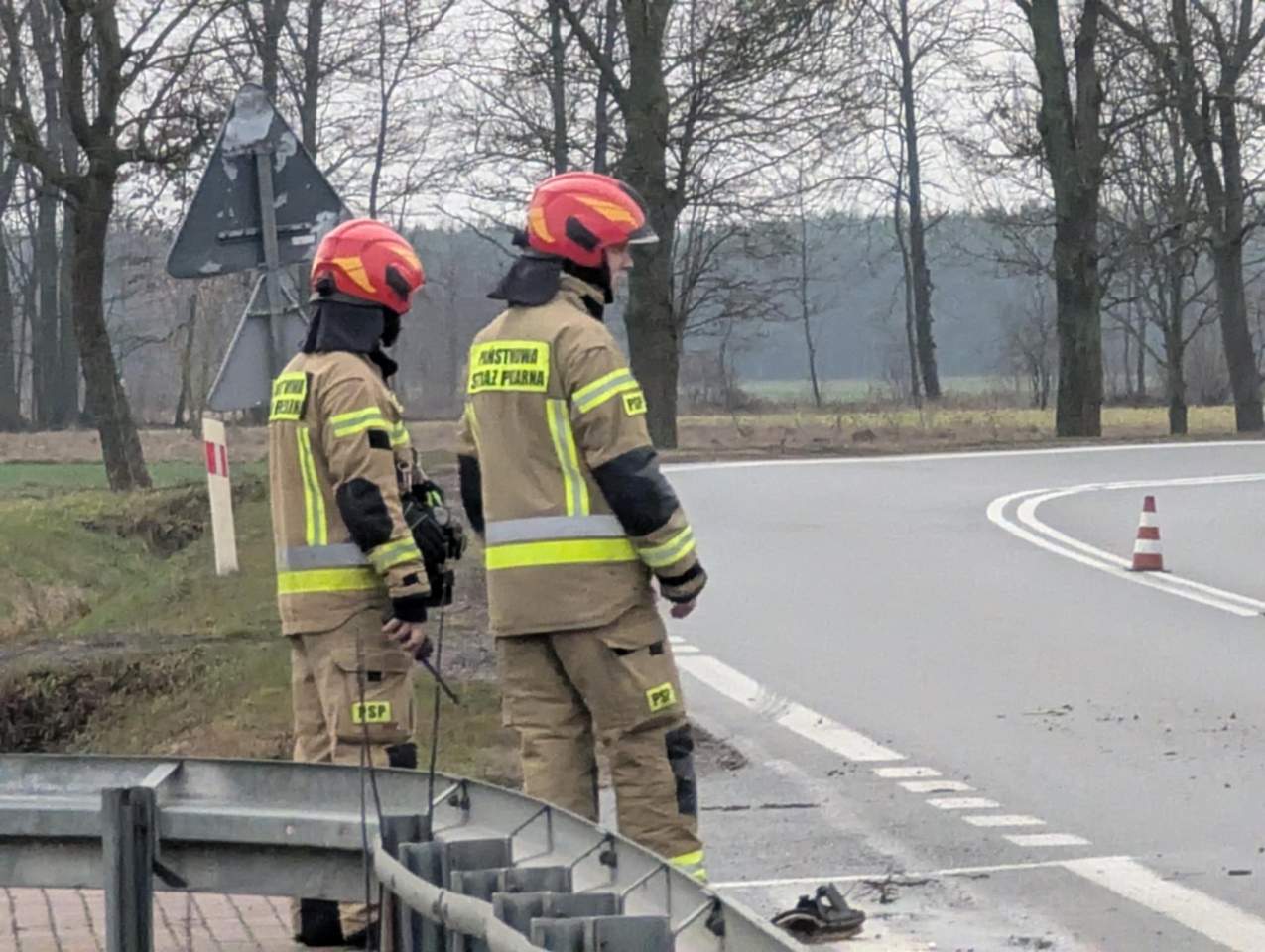 Dachowanie auta osobowego w Kordowie [18.12.2024] - zdjęcie #14 - eOstroleka.pl