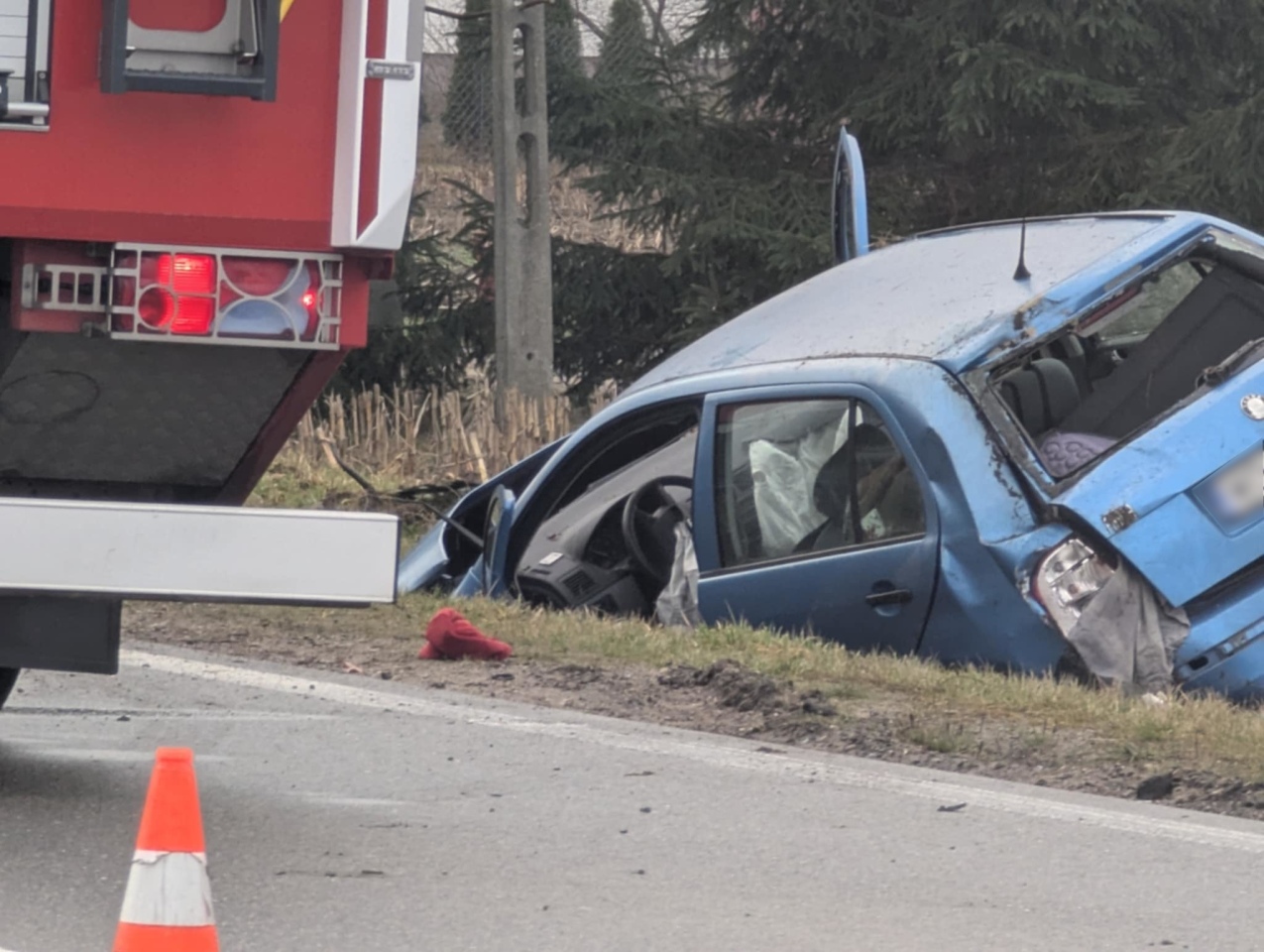 Dachowanie auta osobowego w Kordowie [18.12.2024] - zdjęcie #13 - eOstroleka.pl
