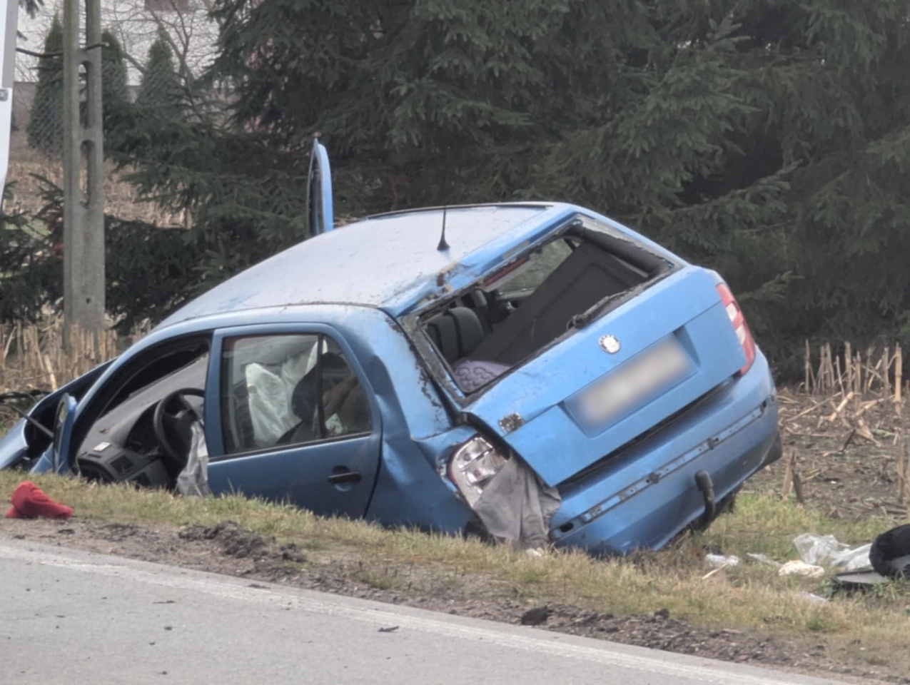 Dachowanie auta osobowego w Kordowie [18.12.2024] - zdjęcie #12 - eOstroleka.pl