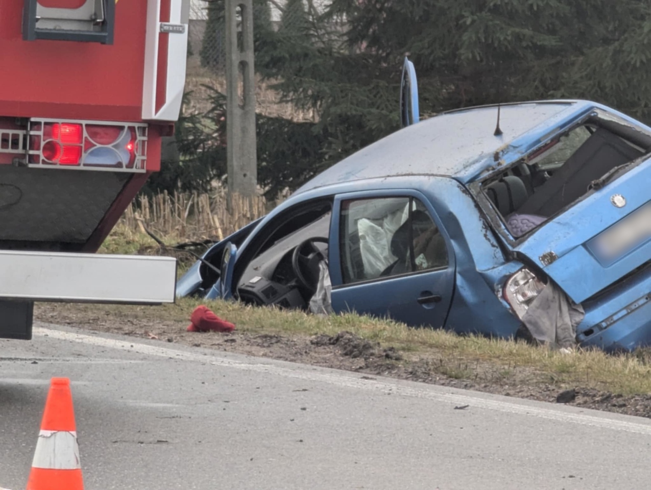Dachowanie auta osobowego w Kordowie [18.12.2024] - zdjęcie #11 - eOstroleka.pl