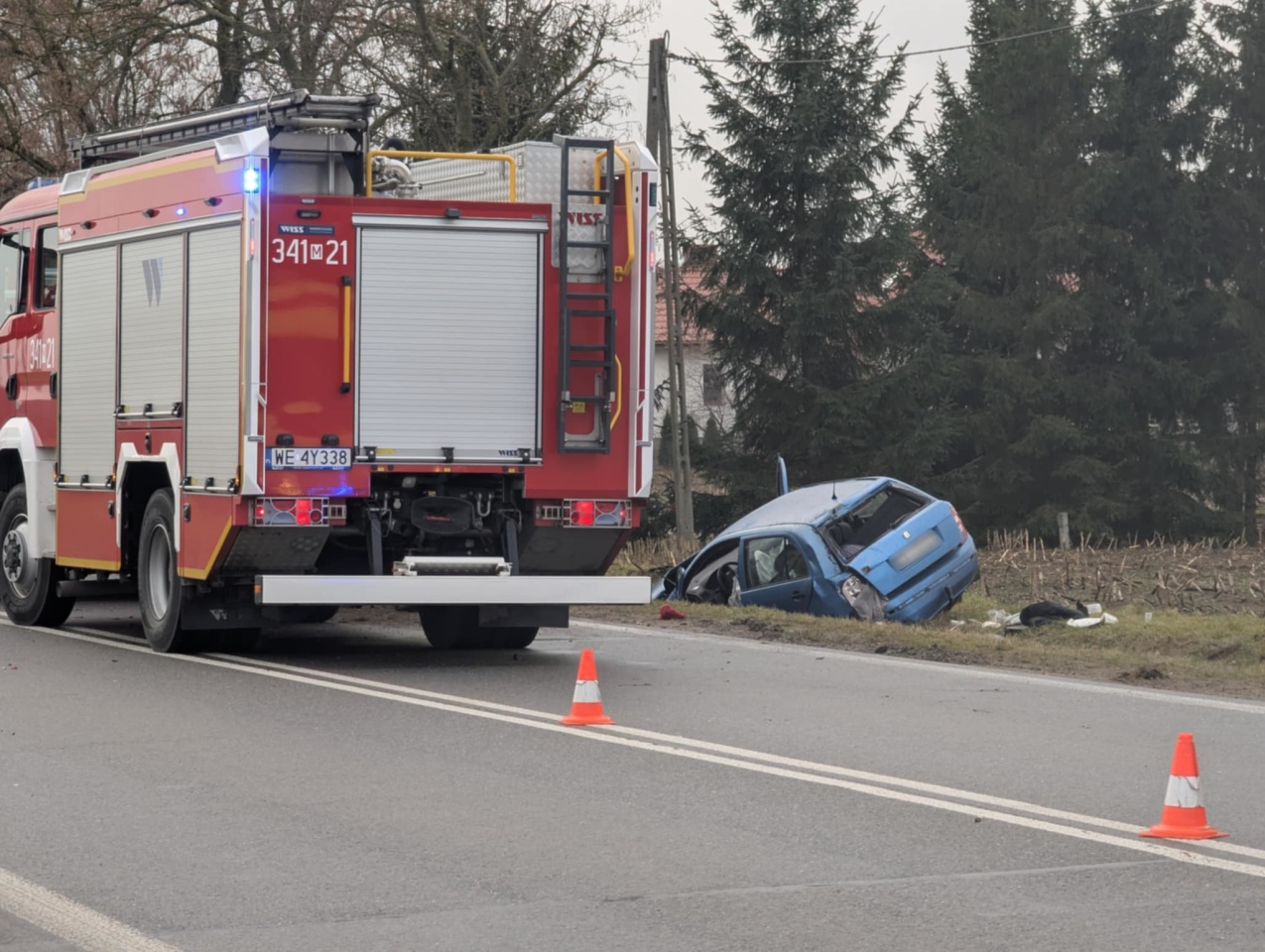 Dachowanie auta osobowego w Kordowie [18.12.2024] - zdjęcie #10 - eOstroleka.pl