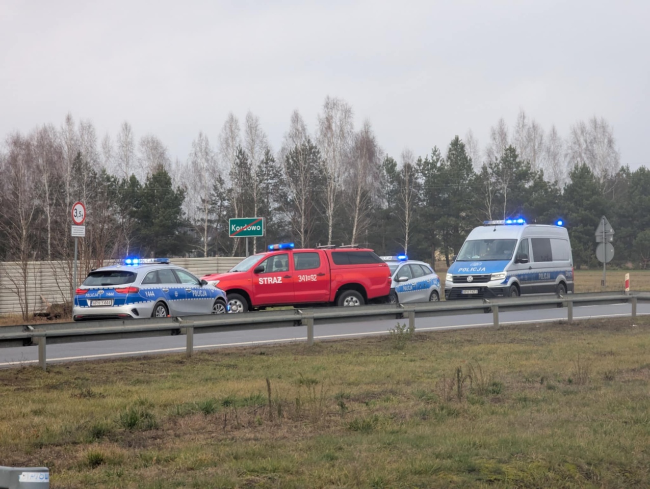 Dachowanie auta osobowego w Kordowie [18.12.2024] - zdjęcie #1 - eOstroleka.pl