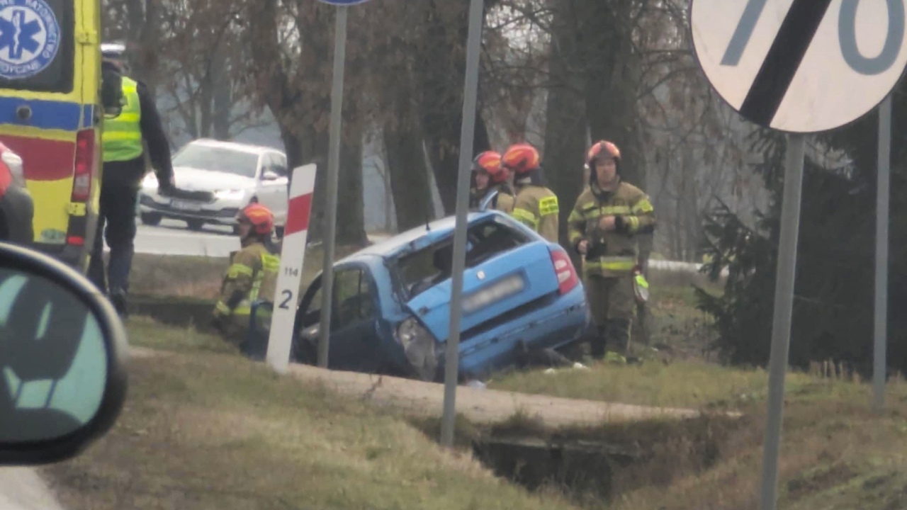 Dachowanie auta osobowego w Kordowie [18.12.2024] - zdjęcie #22 - eOstroleka.pl