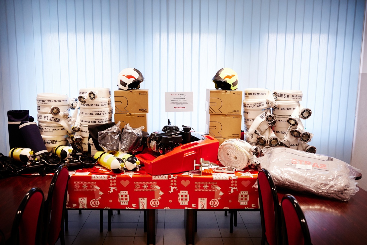 Oficjalne przekazanie nowego sprzętu dla OSP Ostrołęka [19.12.2024] - zdjęcie #19 - eOstroleka.pl