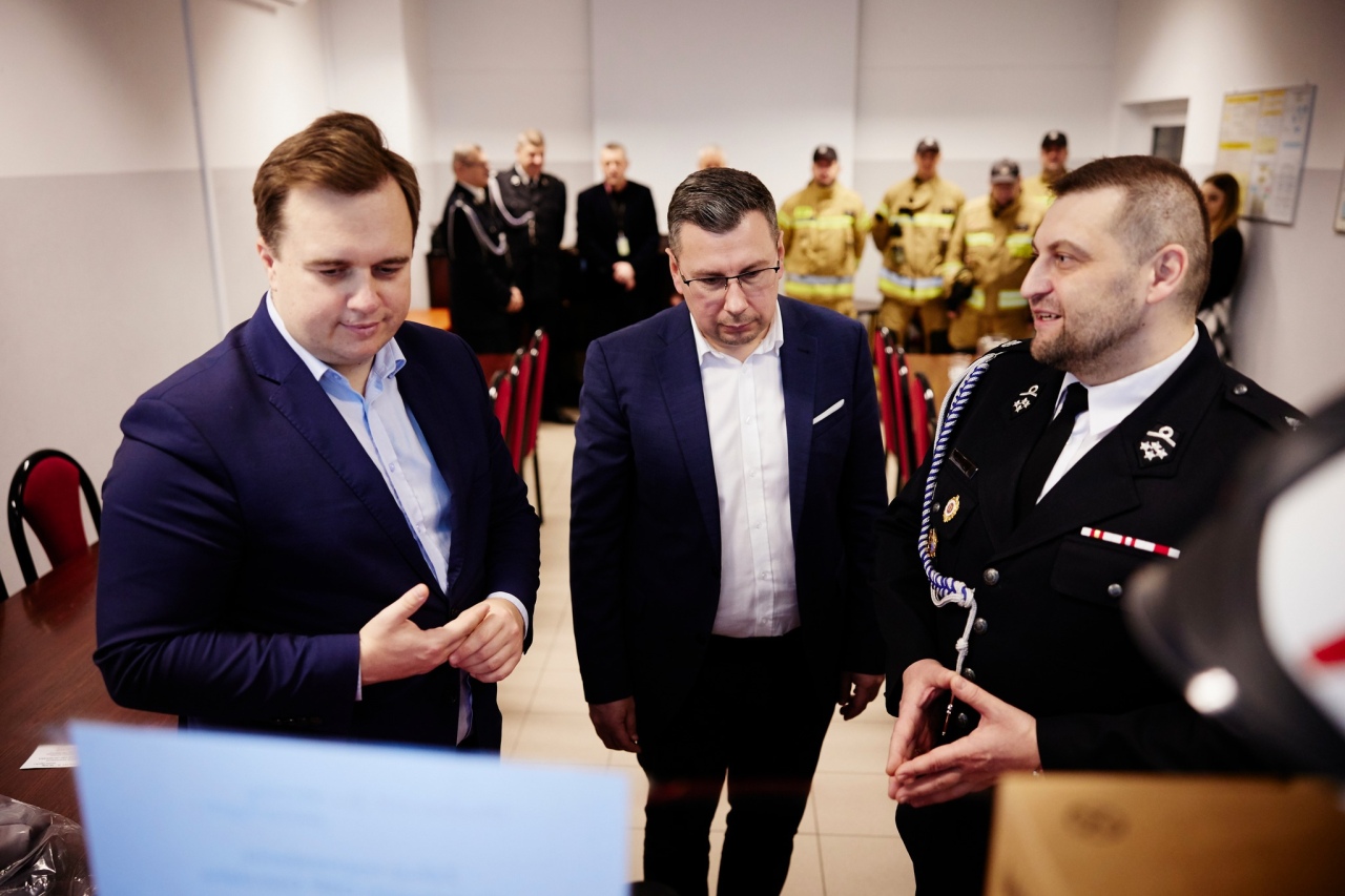 Oficjalne przekazanie nowego sprzętu dla OSP Ostrołęka [19.12.2024] - zdjęcie #18 - eOstroleka.pl