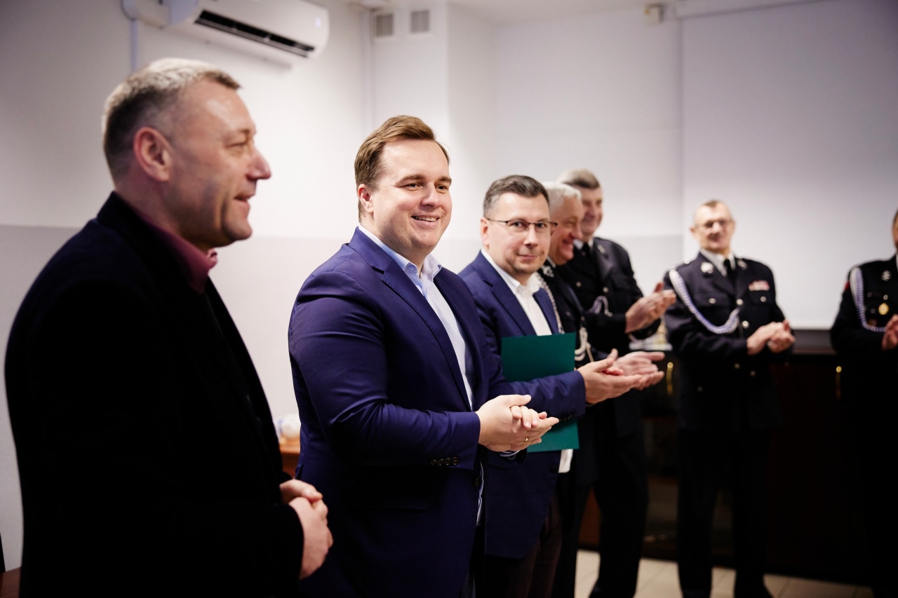 Oficjalne przekazanie nowego sprzętu dla OSP Ostrołęka [19.12.2024] - zdjęcie #8 - eOstroleka.pl